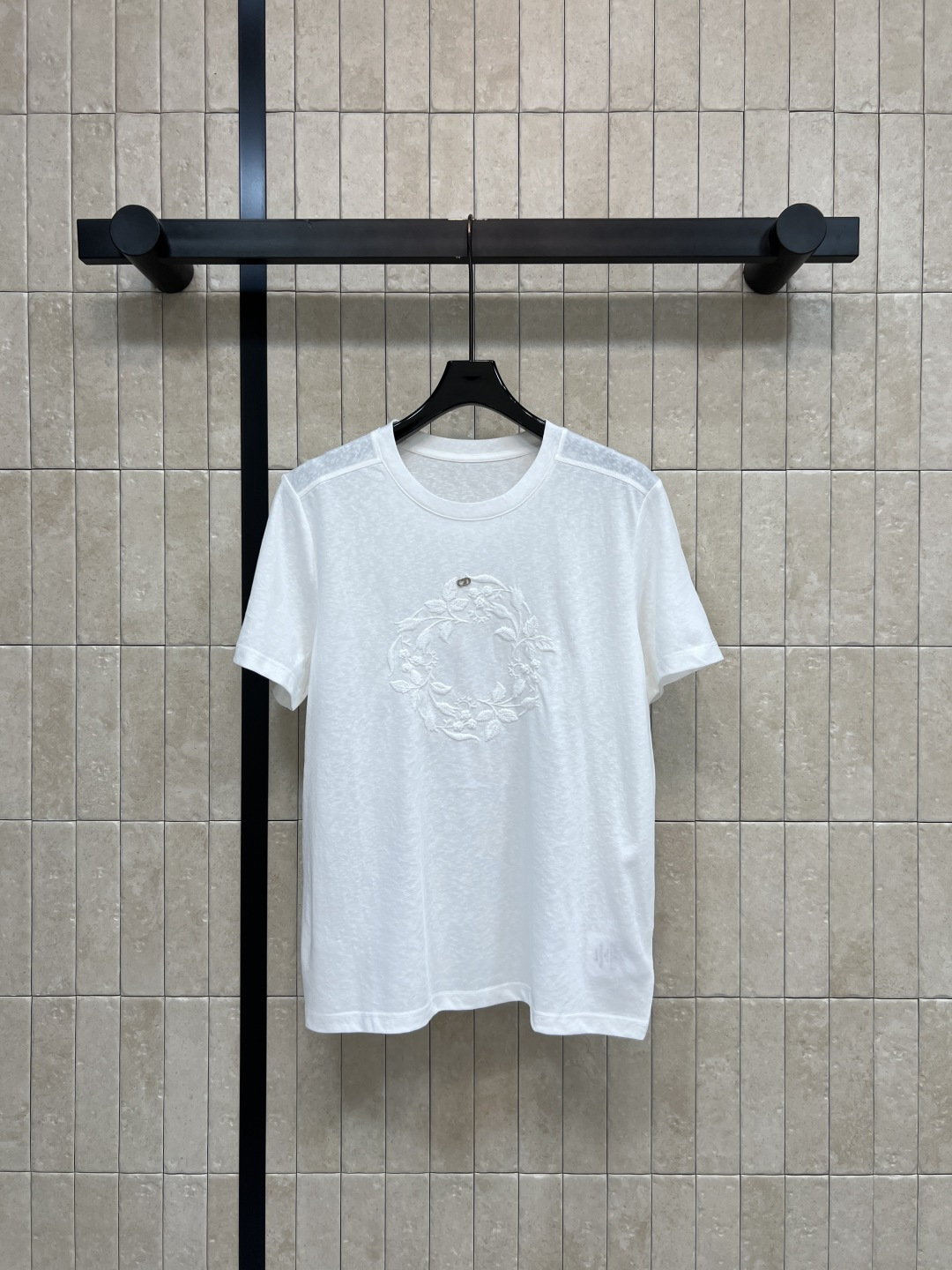NO:873694,D's 26 new summer style white embroidered T-shirt made of pure cotton fabric, soft and skin-friendly and breathable, super comfortable to wear in summer, flower embroidery of the same color on the chest is low-key and textured, loose fit, covering the flesh and slimming, easily creating a lazy and relaxed atmosphere. It can be easily used for daily commuting and vacation. It is versatile with jeans or skirts. Three sizes in one color, Size/S-M-L-,, dior, skirts, jeans, tees, t-shirt,19860909D家 26夏季新款 白色刺绣T恤 采用纯棉面料 柔软亲肤又透气 夏天穿超舒服 胸前同色花卉刺绣低调有质感 宽松版型 遮肉显瘦 轻松打造慵懒松弛氛围感 日常通勤 度假都能轻松驾驭 搭配牛仔裤或半裙都很百搭哦 一色三码Size/S-M-L-,,dior,skirts,jeans,tees，t-shirt,,Women's clothing