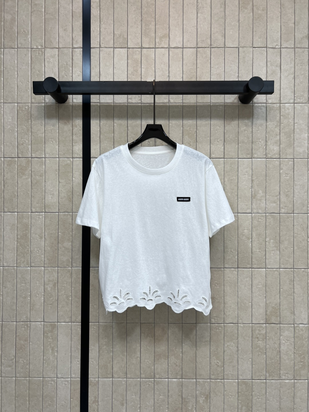 NO:873705,MIU's 26 new summer style, white lace short sleeves, made of pure cotton fabric, classic round neck + loose micro-profile version, not picky about body shape, has a sense of laziness and relaxation, low-key embellishment of the brand logo on the chest, hollow embroidery on the hem, wavy lace design, breaking the monotony, can be worn for daily commuting and dating, paired with skirts and jeans, easy to wear effortlessly fashionable  One color and three sizes Size/S-M-L-,,miumiu,skirts,jeans,T-shirt,19860909MIU家 26夏季新款 白色花边短袖 采用纯棉面料 经典圆领+宽松微廓版型 不挑身材 自带慵懒松弛感 胸口品牌标识小标低调点缀 下摆镂空刺绣 波浪花边设计 打破单调感 日常通勤 约会都能穿 搭配半裙 牛仔裤 轻松穿出不费力的时髦感 一色三码Size/S-M-L-,,miumiu,skirts,jeans,T-shirt,,Women's clothing