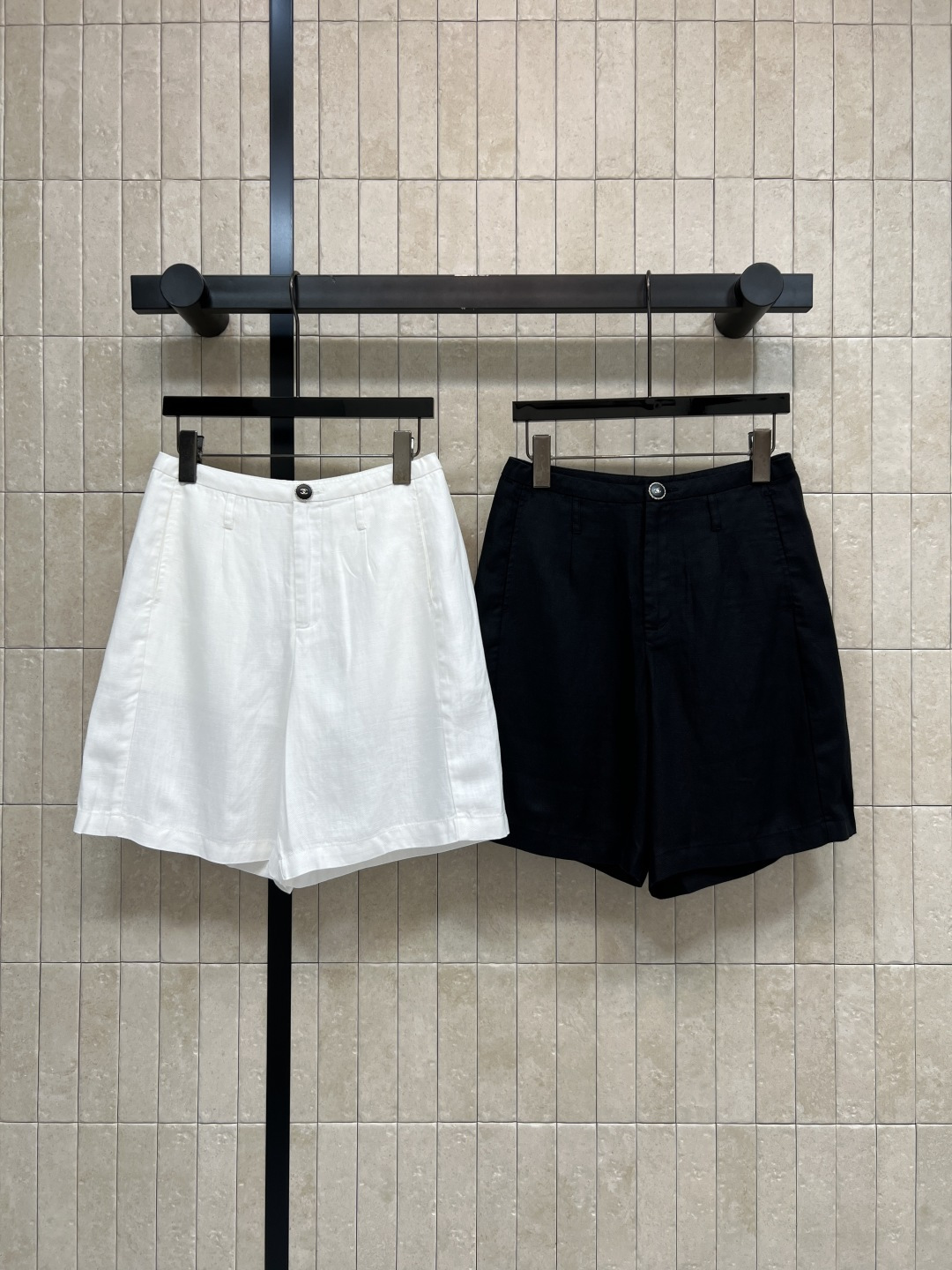 NO:873715,C Home 26 new summer style linen high-waisted shorts. Made of linen fabric with breathable texture. The upper body is refreshing and not sweaty. High-waisted and wide-leg version. Pinch-pleat design. Slimming and covering the crotch. Friendly to all body types. Can be worn for commuting and leisure. Pair with shirts, T-shirts or sweaters. Easily get a simple and high-end feel. Two colors and three codes. Size/S-M-L-,,chanel,shorts,shirts,tees,t-shirt,19860909C家 26夏季新款 亚麻高腰短裤 采用亚麻面料 自带透气肌理 上身清爽不闷汗 高腰阔腿版型 捏褶设计 显瘦遮胯 对各种身材友好 通勤休闲都能穿 随手搭衬衫 T恤或针织衫 轻松get简约高级感 两色三码Size/S-M-L-,,chanel,shorts,shirts,tees，t-shirt,,Women's clothing