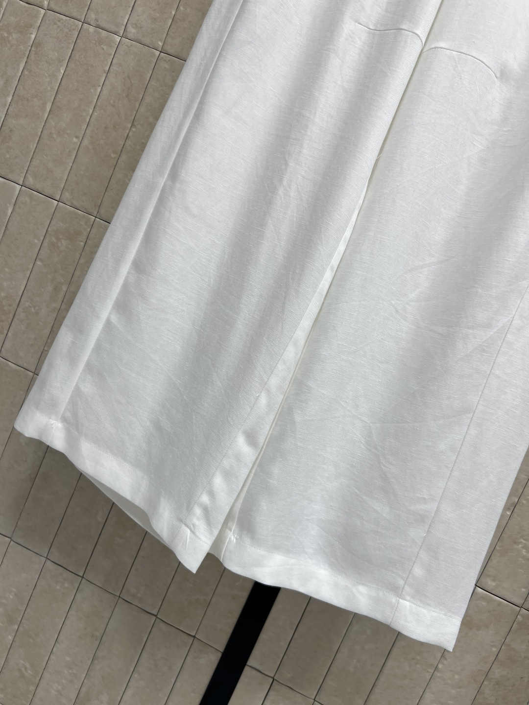 MIU家 26夏季新款 拼接腰头阔腿裤 采用天丝棉质混纺面料 手工编织腰头也太有质感了 细节处尽显精致 