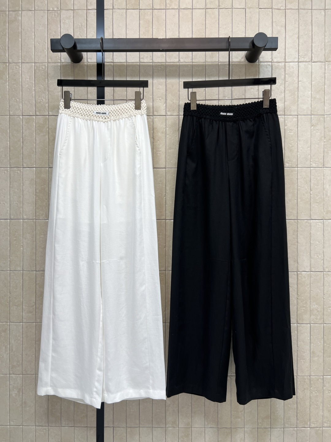 NO:873749,MIU's 26 new summer style wide-leg pants with spliced ​​waistband. Made of Tencel cotton blended fabric. The hand-woven waistband is also very textured. The details are exquisite. The loose straight version has good drape. Covers the crotch and legs. It can be worn for commuting, leisure and vacation. It looks great with T-shirts or shirts. Two-color and three-code Size/S-M-L-,,miumiu,shirts,tees,t-shirt,19860909MIU家 26夏季新款 拼接腰头阔腿裤 采用天丝棉质混纺面料 手工编织腰头也太有质感了 细节处尽显精致 宽松直筒版型 垂感好 遮胯遮腿 通勤 休闲 度假都能穿 搭T恤或衬衫都很出片 两色三码Size/S-M-L-,,miumiu,shirts,tees，t-shirt,,Women's clothing