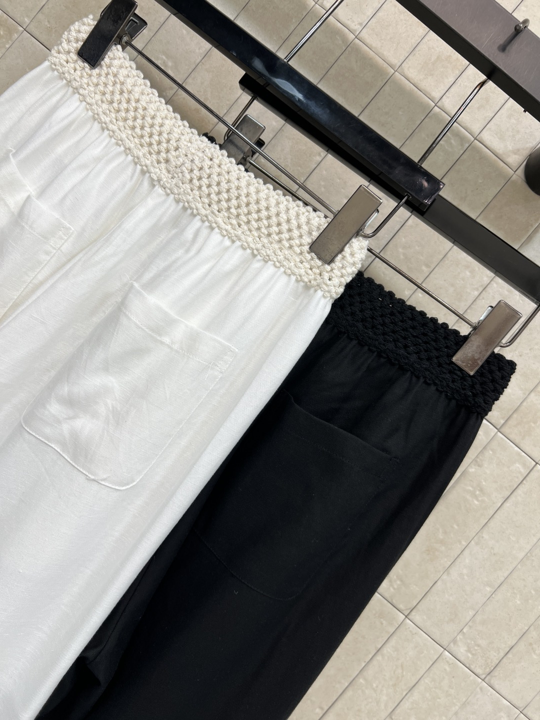 MIU家 26夏季新款 拼接腰头阔腿裤 采用天丝棉质混纺面料 手工编织腰头也太有质感了 细节处尽显精致 