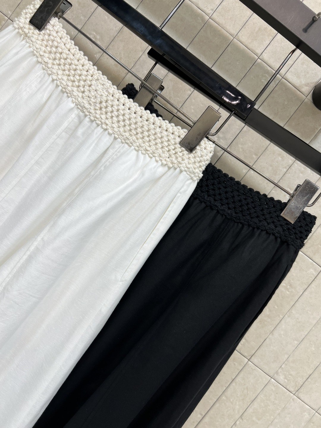MIU家 26夏季新款 拼接腰头半裙 采用天丝棉质混纺面料 手工编织腰头也太有质感了 细节处尽显精致 裙