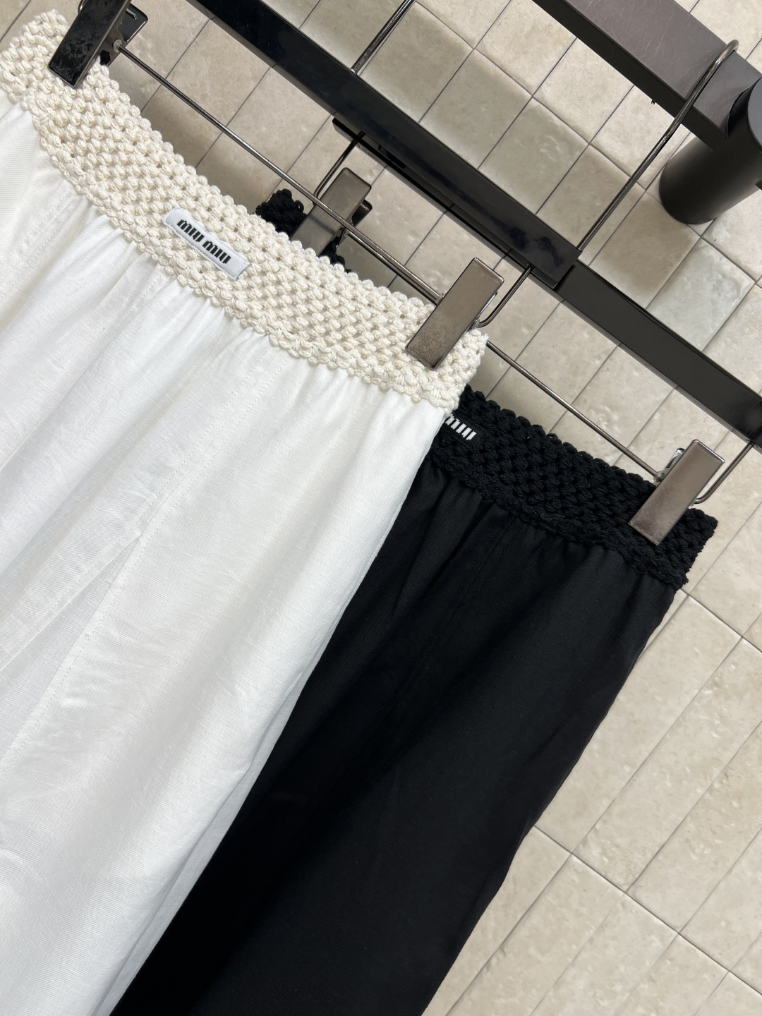 MIU家 26夏季新款 拼接腰头半裙 采用天丝棉质混纺面料 手工编织腰头也太有质感了 细节处尽显精致 裙