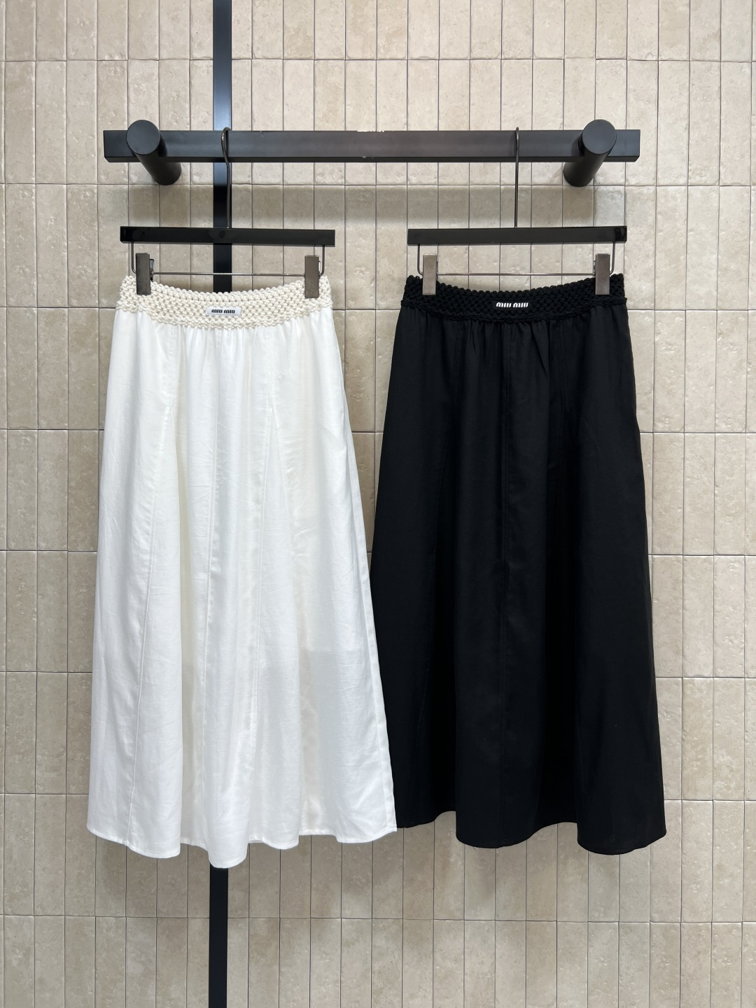NO:873764,MIU's 26 new summer style spliced ​​waist skirt is made of Tencel cotton blended fabric. The hand-woven waistband is also very textured. The details are exquisite. The skirt is naturally draped. It modifies the leg shape and covers the crotch. It is very gentle and Korean style when worn with a T-shirt or shirt. It can be easily controlled for commuting, vacation and daily life. Two colors and three codes Size/S-M-L-,,miumiu,skirts,shirts,tees,t-shirt,19860909MIU家 26夏季新款 拼接腰头半裙 采用天丝棉质混纺面料 手工编织腰头也太有质感了 细节处尽显精致 裙摆自然垂坠 修饰腿型又遮胯 随便配T恤或衬衫都很温柔韩系 通勤 度假 日常都能轻松驾驭 两色三码Size/S-M-L-,,miumiu,skirts,shirts,tees，t-shirt,,Women's clothing