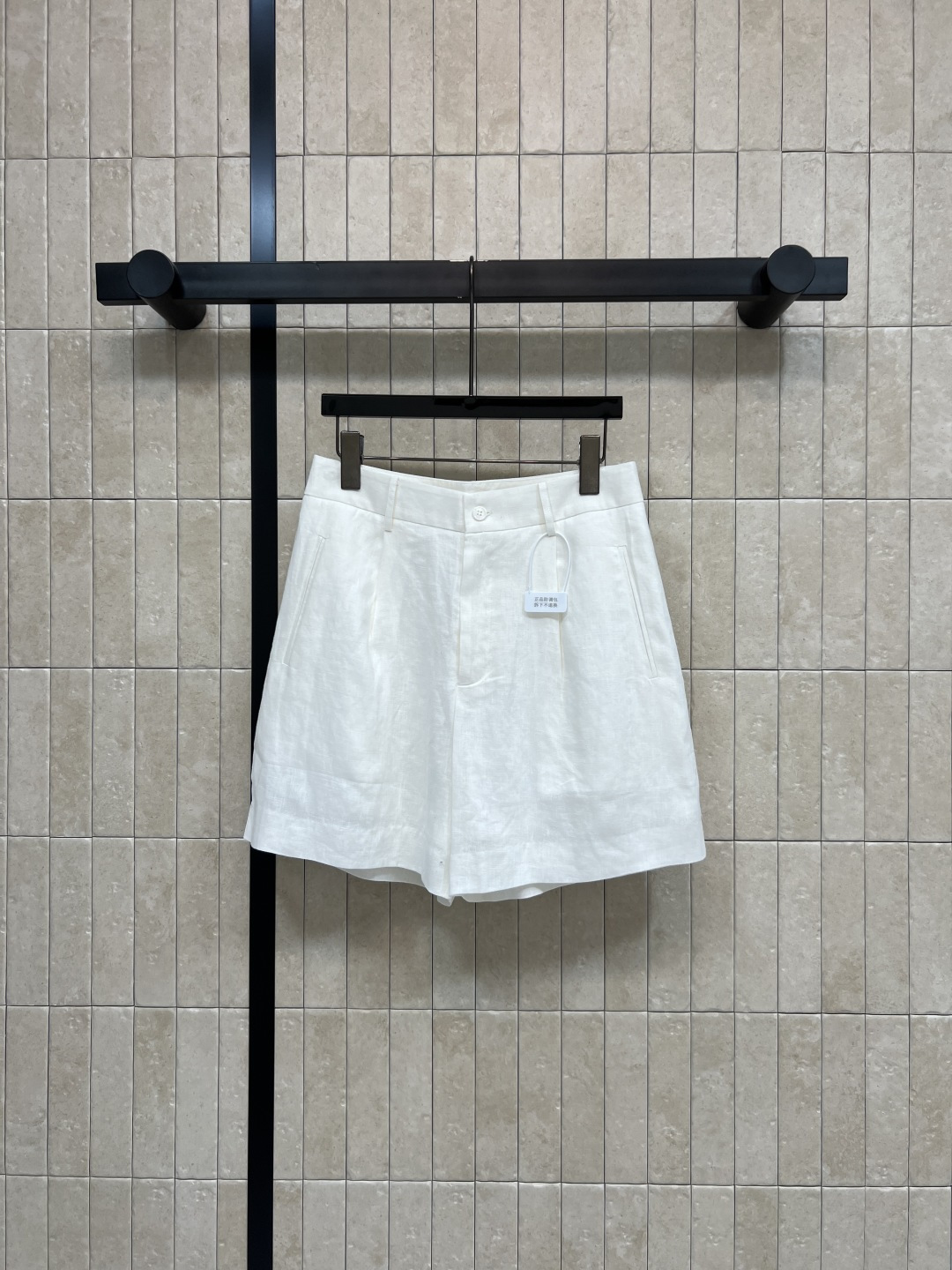 NO:873781,26 new summer style white linen high-waisted shorts. Made of linen fabric. Breathable and moisture-absorbent. Super comfortable to wear in summer. High-waisted straight design + inner lining. Anti-light transmission for more peace of mind. White is versatile for commuting and vacation. It can be easily controlled in daily life. It is stylish with casual shirts and T-shirts. Linen has a sense of relaxation. It gives a lazy and high-end atmosphere. Three sizes in one color. Size/S-M-L-,,shorts,shirts,tees,t-shirt,1986090926夏季新款 白色亚麻高腰短裤 采用亚麻面料 透气吸湿 夏天穿超舒服 高腰直筒设计+内衬 防透光更安心 白色百搭 通勤 度假 日常都能轻松驾驭 随便搭衬衫 T恤都很有型 亚麻自带松弛感 穿出慵懒高级氛围感 一色三码Size/S-M-L-,,shorts,shirts,tees，t-shirt,,Women's clothing