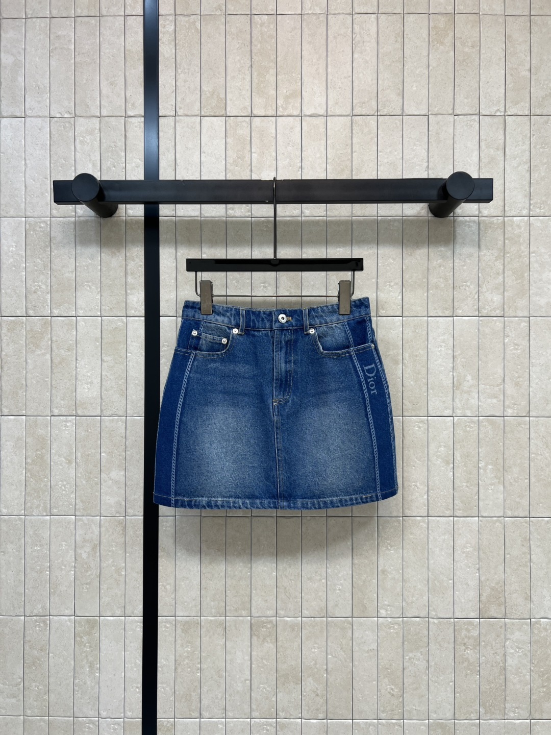 NO:873853,D Home 26 new summer style high-waisted denim skirt Made of washed cotton denim fabric High-waisted A-line version Logo embellishment on the side Very recognizable Button and zipper design Easy to put on and take off Easily suitable for daily commuting and leisure. The version is slim and flattering. Pair with short boots or high heels to easily switch between multiple styles. Four sizes in one color Size/S-M-L-XL,,dior,boots,high heels,skirts,19860909D家 26夏季新款 高腰牛仔短裙 采用水洗棉牛仔面料 高腰A字版型 侧边logo点缀 超有辨识度 纽扣拉链设计 穿脱方便 日常通勤 休闲都能轻松驾驭 版型显瘦又修饰腿型 搭配短靴或高跟鞋 轻松切换多种风格 一色四码Size/S-M-L-XL,,dior,boots,high heels,skirts,,Women's clothing