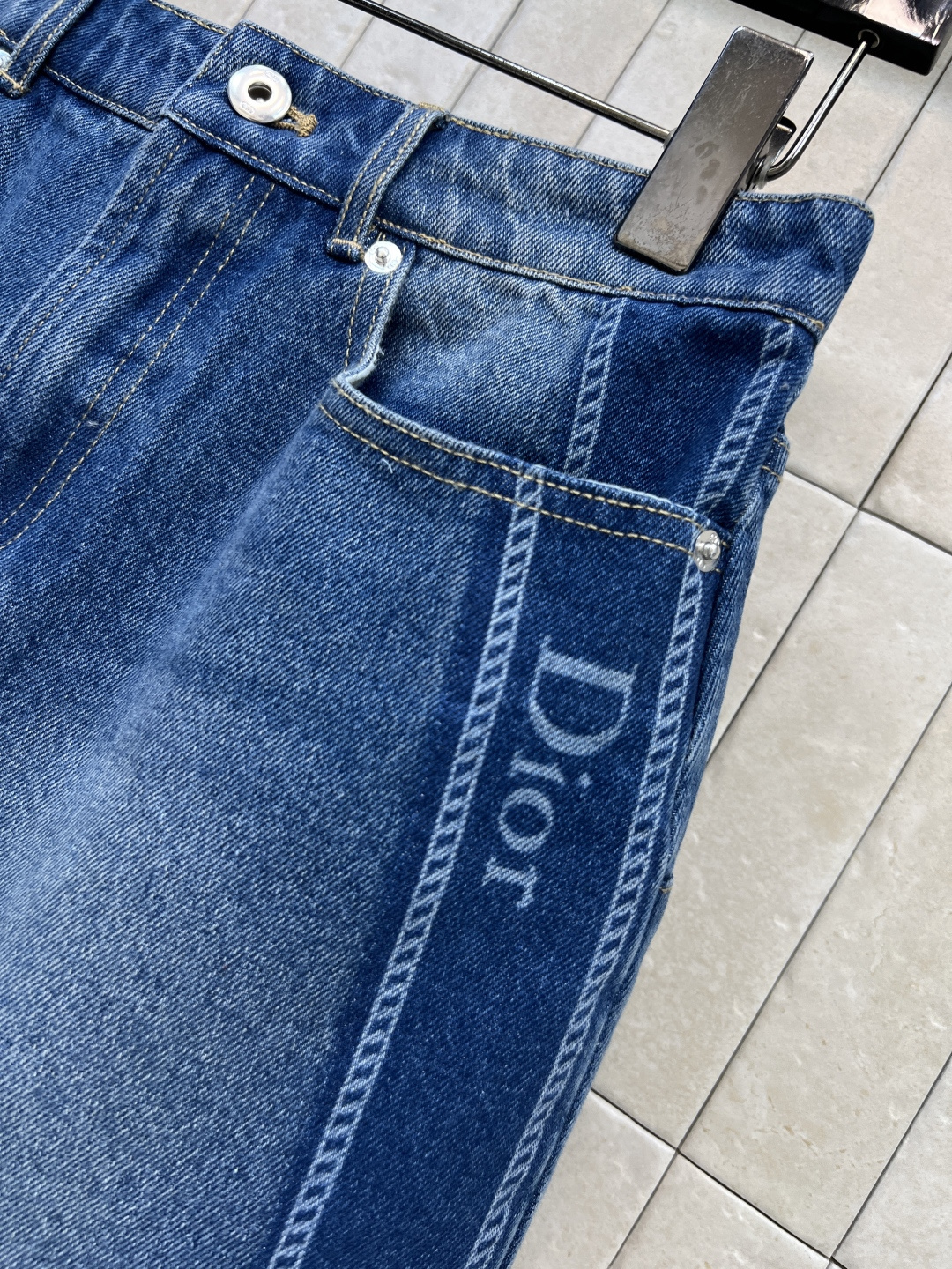 D家 26夏季新款 高腰牛仔短裙 采用水洗棉牛仔面料 高腰A字版型 侧边logo点缀 超有辨识度 纽扣拉