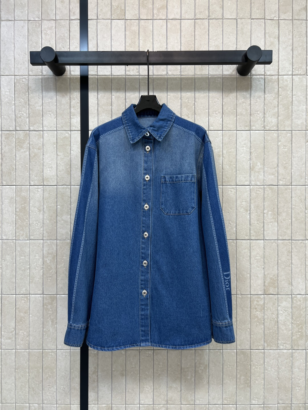 NO:873847,D's 26 new summer style lapel denim shirt made of washed cotton fabric, classic lapel, chest pocket + single button, cuffs decorated with Loho logo, super recognizable, exquisite details, loose fit, looks good alone or layered, can be easily worn for commuting and leisure, matched with high-waisted pants or skirts, fashionable and practical, four sizes in one color, Size/S-M-L-XL,, dior, skirts, shirts,19860909D家 26夏季新款 翻领牛仔衬衫 采用水洗棉面料 经典翻领 胸前口袋+单拍纽扣 袖口有loho标志点缀 超有辨识度 细节精致 宽松版型 单穿叠穿都很好看 通勤休闲都能轻松驾驭 搭配高腰裤或裙装 时髦又实用 一色四码Size/S-M-L-XL,,dior,skirts,shirts,,Women's clothing