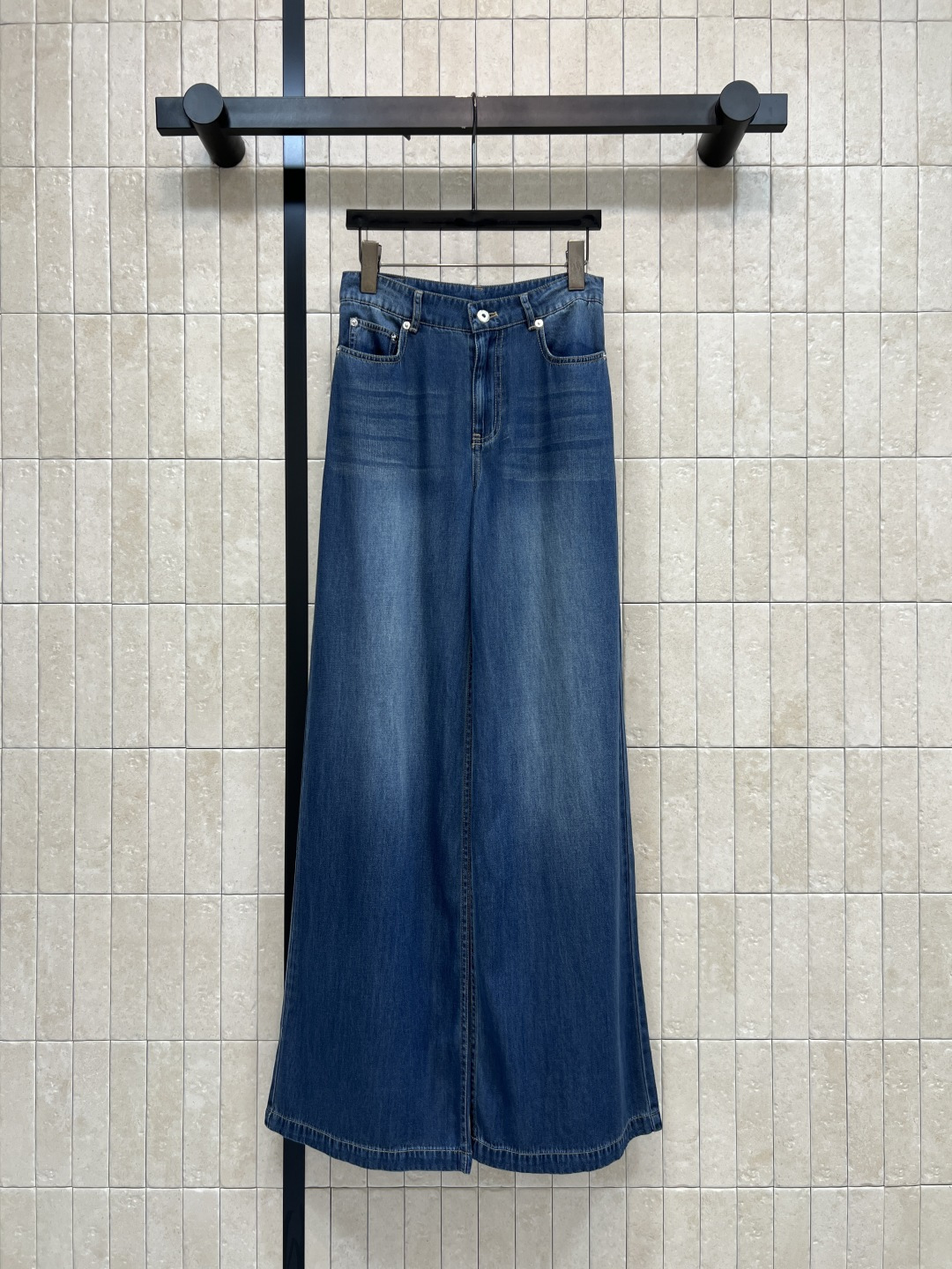 NO:873825,D's 26 new summer style high-waisted wide-leg jeans. Made of washed cotton denim fabric. Classic dark blue retro and durable. Excellent drape. Loose straight design to modify the leg shape. Pear-shaped body friendly. High-waist cut to raise the waistline. OK for commuting and leisure. You can easily get a lazy temperament with a white T or shirt. Four sizes in one color. Size/S-M-L-XL,,dior,jeans,shirts,19860909D家 26夏季新款 高腰阔腿牛仔裤 采用水洗棉牛仔面料 经典深蓝复古耐看 垂感超赞 宽松直筒设计修饰腿型 梨形身材友好 高腰裁剪拉高腰线 通勤休闲都OK 搭白T或衬衫就能轻松get慵懒气质风 一色四码Size/S-M-L-XL,,dior,jeans,shirts,,Women's clothing