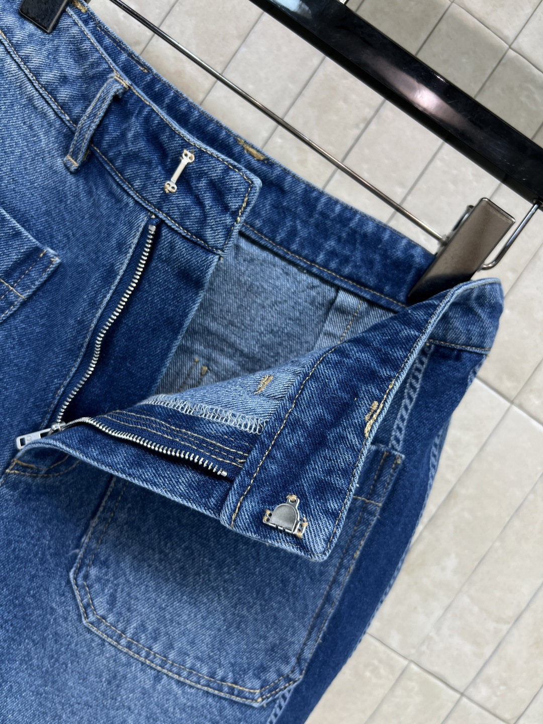 D家 26夏季新款 高腰牛仔短裤 采用水洗棉牛仔面料 A字版型+高腰设计 显腿长超友好 小个子 梨形身材