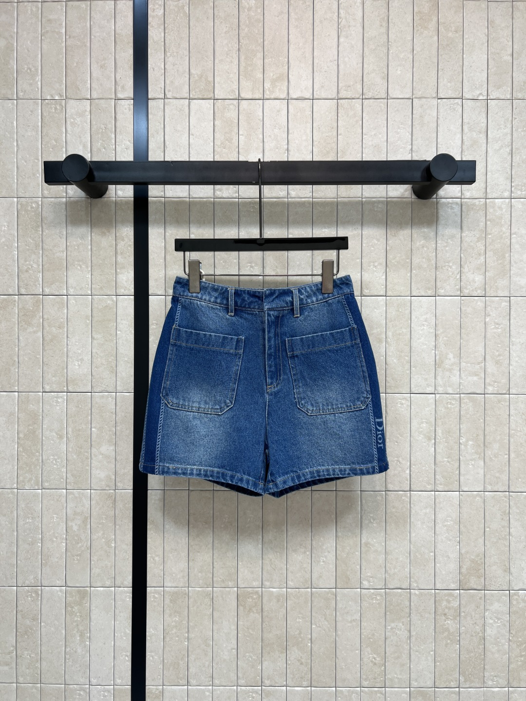 NO:873833,D's 26 new summer style high-waisted denim shorts. Made of washed cotton denim fabric. A-line shape + high-waisted design. Long legs and super friendly. Small and pear-shaped figures can be easily controlled. The large pockets on both sides are practical and stylish. The logo logo embellishment is very recognizable. It can be worn casually with T-shirts. The shirts look great. Can be used for commuting and leisure. Four sizes in one color, Size/S-M-L-XL,, dior, shorts, shirts, tees, t-shirt,19860909D家 26夏季新款 高腰牛仔短裤 采用水洗棉牛仔面料 A字版型+高腰设计 显腿长超友好 小个子 梨形身材都能轻松驾驭 两侧大口袋实用又有型 logo标志点缀超有辨识度 随便搭T恤 衬衫都很出片 通勤休闲都能hold住 一色四码Size/S-M-L-XL,,dior,shorts,shirts,tees，t-shirt,,Women's clothing