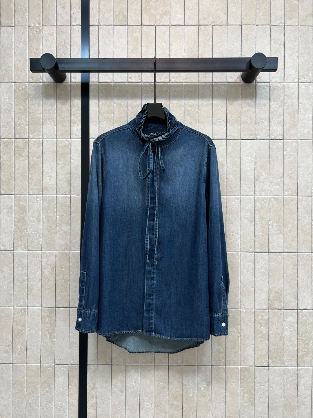 NO:873840,D's 26 new summer style stand-up collar denim shirt. Made of washed cotton denim fabric. Classic dark blue retro and durable. Fungus lace stand-up collar + lace design. Super detailed. Loose fit. It is OK to be worn layered or alone. It can be easily worn for commuting and leisure. It is versatile with jeans or skirts. Easily get Korean simple style. Four sizes in one color. Size/S-M-L-XL,, dior, skirts, jeans, shirts,19860909D家 26夏季新款 立领牛仔衬衫 采用水洗棉牛仔面料 经典深蓝复古耐看 木耳花边立领+系带设计 超有细节感 宽松版型 叠穿或单穿都很OK 通勤休闲都能轻松驾驭搭牛仔裤或半裙都很百搭 轻松get韩系简约风 一色四码Size/S-M-L-XL,,dior,skirts,jeans,shirts,,Women's clothing