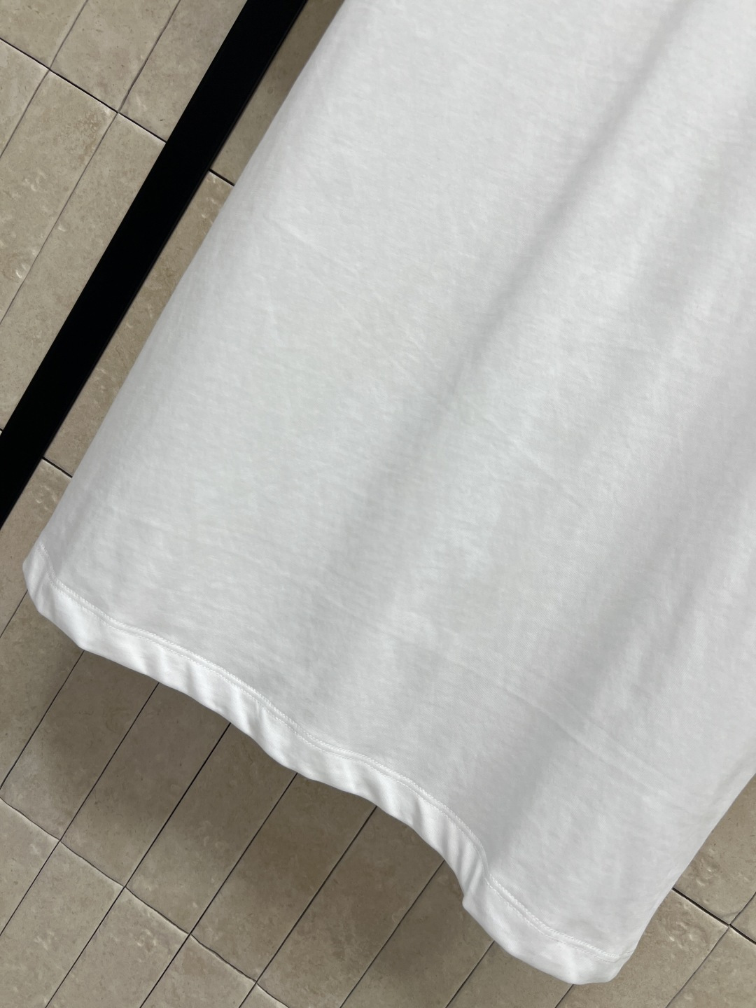 D家 26夏季新款 花卉刺绣T恤 采用高品质纯棉面料 垂顺透气 正肩圆领 胸口重工彩色花卉刺绣+logo