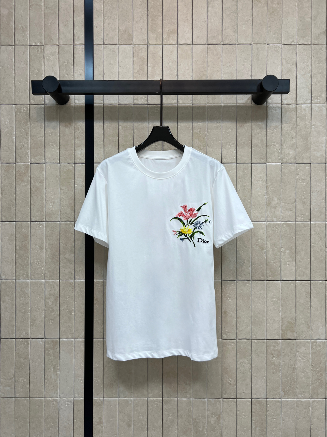 NO:873807,D's 26th new summer style floral embroidered T-shirt. Made of high-quality pure cotton fabric. Smooth and breathable. Straight shoulder round neck. Heavy color flower embroidery on the chest + logo design. Simple and elegant. Easy to control for daily commuting. It is versatile to wear alone or inside. Denim skirts and wide-leg pants are all very atmospheric. Three sizes in one color, Size/S-M-L, dior, skirts, tees, t-shirt,19860909D家 26夏季新款 花卉刺绣T恤 采用高品质纯棉面料 垂顺透气 正肩圆领 胸口重工彩色花卉刺绣+logo设计 简约大气 日常通勤 休闲都能轻松驾驭 单穿或内搭都很百搭 牛仔半裙 阔腿裤都超有氛围感 一色三码Size/S-M-L,,dior,skirts,tees，t-shirt,,Women's clothing