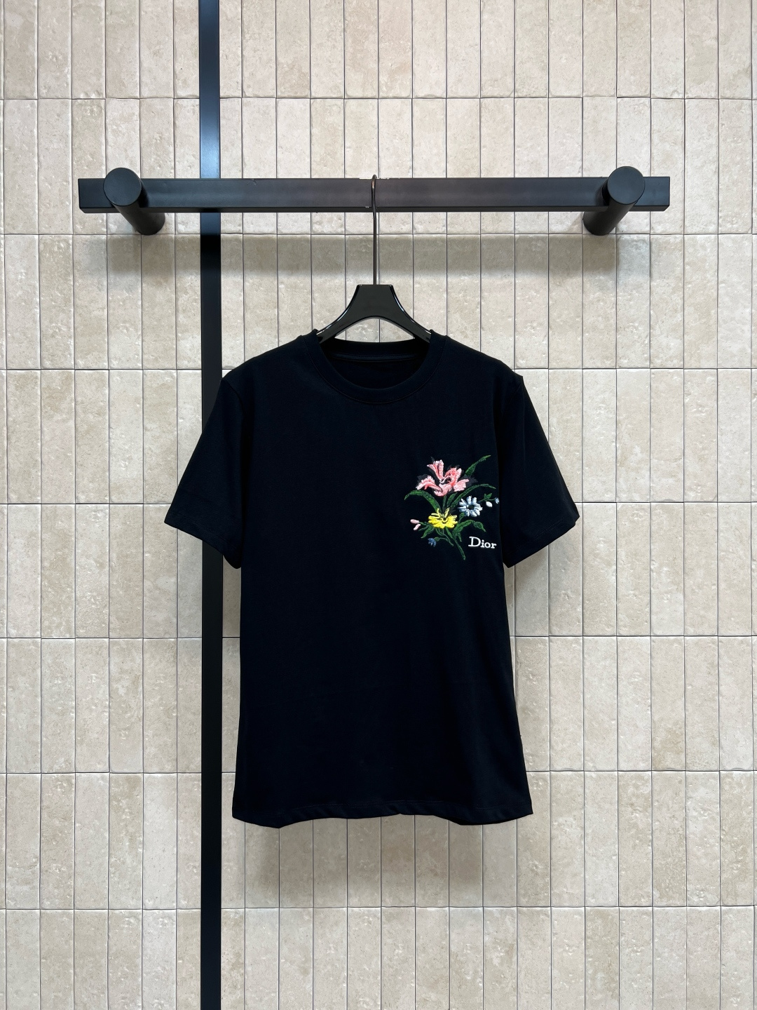 NO:873816,D's 26th new summer style floral embroidered T-shirt. Made of high-quality pure cotton fabric. Smooth and breathable. Straight shoulder round neck. Heavy color flower embroidery on the chest + logo design. Simple and elegant. Easy to control for daily commuting. It is versatile to wear alone or inside. Denim skirts and wide-leg pants are all very atmospheric. Three sizes in one color, Size/S-M-L, dior, skirts, tees, t-shirt,19860909D家 26夏季新款 花卉刺绣T恤 采用高品质纯棉面料 垂顺透气 正肩圆领 胸口重工彩色花卉刺绣+logo设计 简约大气 日常通勤 休闲都能轻松驾驭 单穿或内搭都很百搭 牛仔半裙 阔腿裤都超有氛围感 一色三码Size/S-M-L,,dior,skirts,tees，t-shirt,,Women's clothing