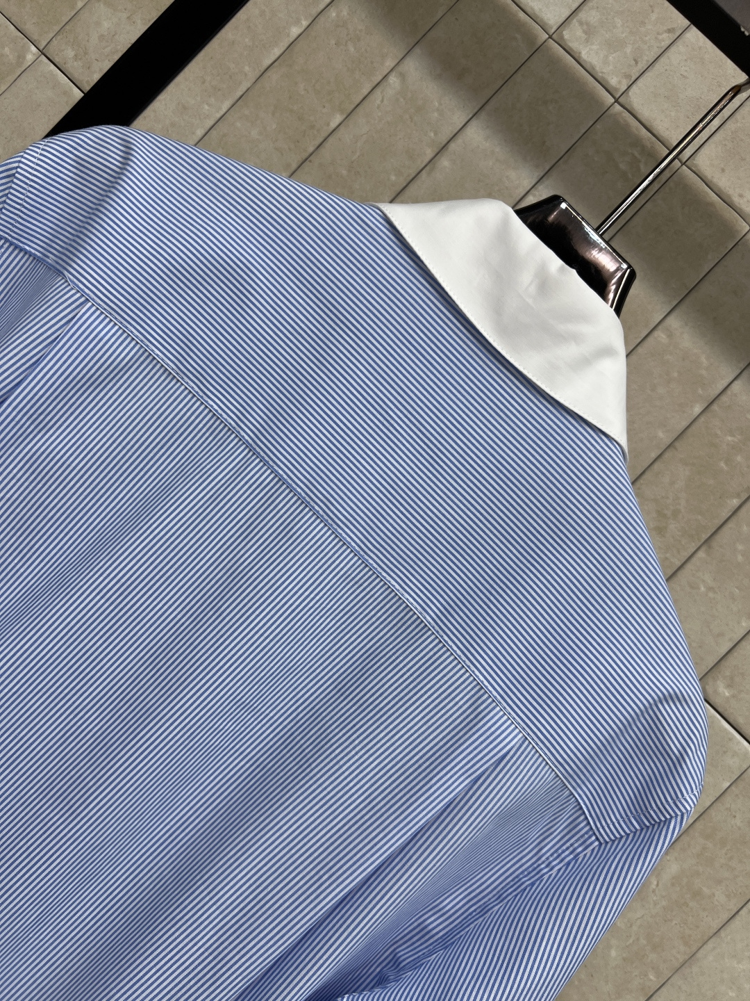 D家 26夏季新款 蓝白条纹衬衫 棉质面料 上身舒适透气 白色翻领+袖口撞色设计 胸前层叠荷叶边超有法式