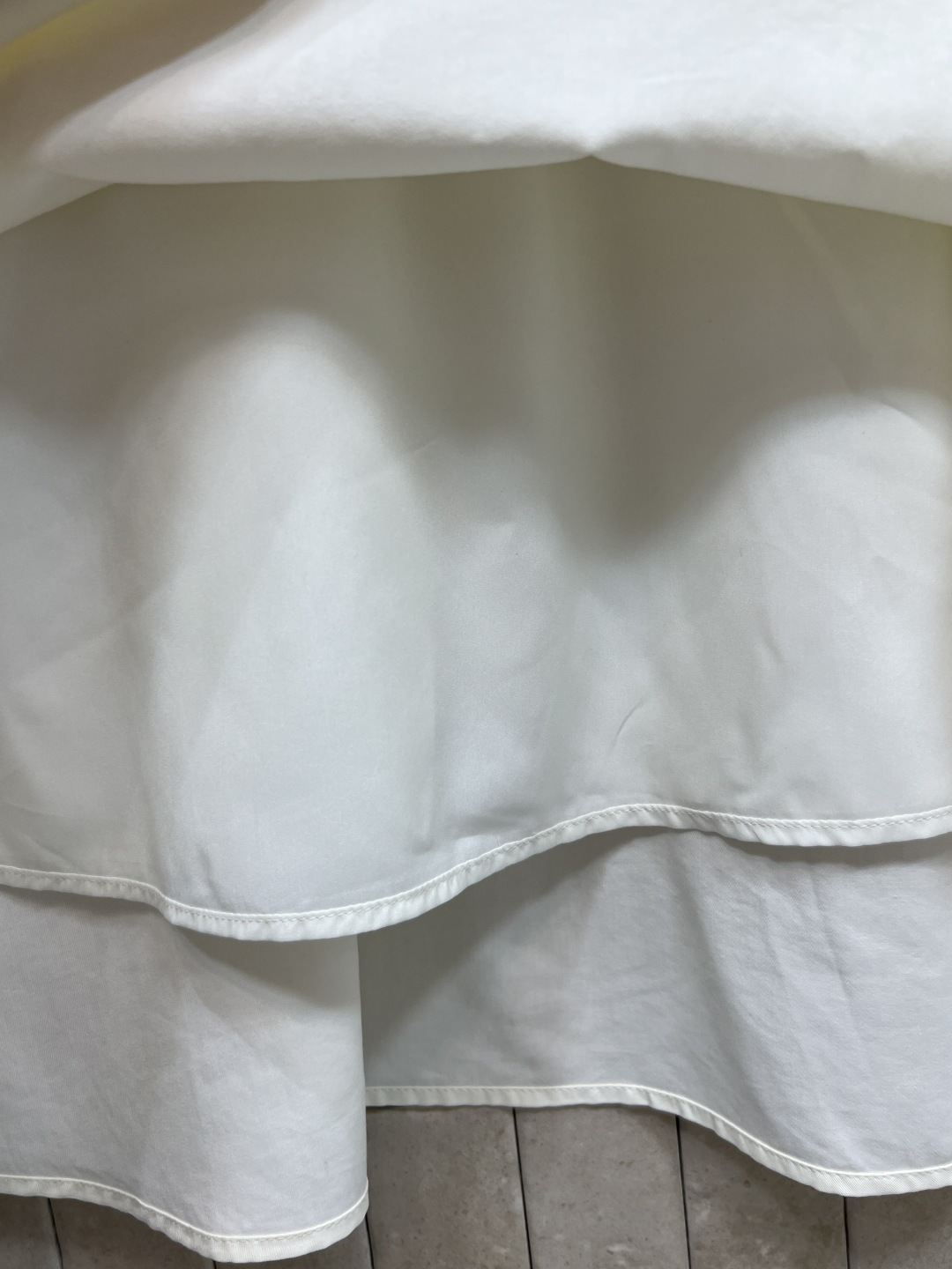 G家 26夏季新款 娃娃领连衣裙 面料轻薄透气 针织镂空娃娃领 领口半开拉链设计穿脱便捷 胸口亮色刺绣标