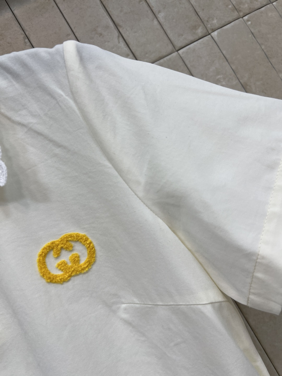 G家 26夏季新款 娃娃领连衣裙 面料轻薄透气 针织镂空娃娃领 领口半开拉链设计穿脱便捷 胸口亮色刺绣标