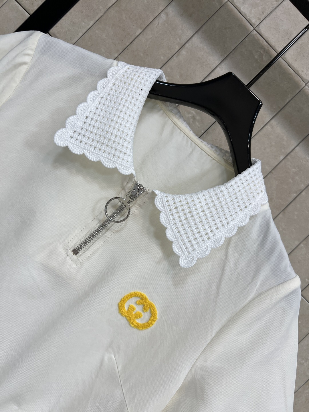 G家 26夏季新款 娃娃领连衣裙 面料轻薄透气 针织镂空娃娃领 领口半开拉链设计穿脱便捷 胸口亮色刺绣标