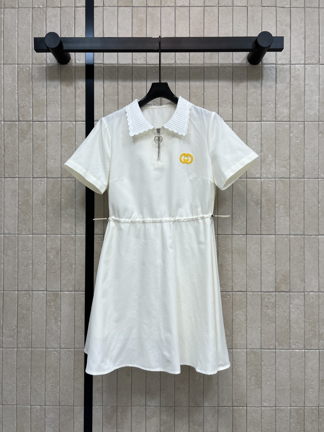 NO:875201,G Home 26 new summer style doll collar dress. The fabric is light and breathable. Knitted hollow doll collar. The half-open zipper design on the neckline makes it easy to put on and take off. Bright embroidered logo on the chest. Exquisite and not exaggerated. The waist can be drawn with a drawstring to freely adjust the waistline. The A-line skirt is loose. It can be worn for daily commuting. It can be worn casually. It looks good with white shoes or sandals. Three sizes in one color: Size/S-M-L,,gucci,sandals,skirts,19860909G家 26夏季新款 娃娃领连衣裙 面料轻薄透气 针织镂空娃娃领 领口半开拉链设计穿脱便捷 胸口亮色刺绣标识 精致不浮夸 腰间可抽绳自由收束 可调节腰线 A字裙摆宽松 日常通勤 休闲都能穿 搭配小白鞋或凉鞋都好看 一色三码Size/S-M-L,,gucci,sandals,skirts,,Women's clothing