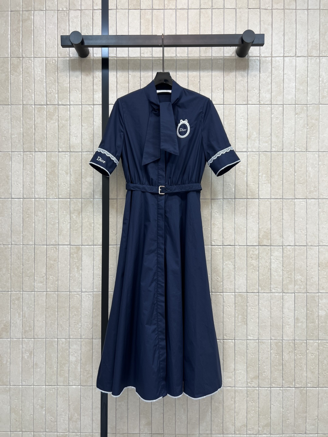 NO:875186,D Home 26 new summer style waist shirt dress, stand-up collar and streamers, shirt-style design, exquisite embroidery on the cuffs and neckline, perfect details, adjustable waist belt, easily outlines the body shape, large umbrella hem, smooth and elegant, hides the flesh and makes you slim, skirt length is just right, navy blue is calm and white, can be easily managed in commuting and formal occasions, one color and three sizes, Size/S-M-L,, dior, skirts, shirts,19860909D家 26夏季新款 收腰衬衫连衣裙 立领飘带 衬衫式设计 袖口和领口有精致刺绣 细节满分 腰部可调节腰带 轻松勾勒身形 大伞摆垂顺飘逸 藏肉显瘦 裙摆长度刚好 藏青沉稳显白 通勤 正式场合都能轻松驾驭 一色三码Size/S-M-L,,dior,skirts,shirts,,Women's clothing