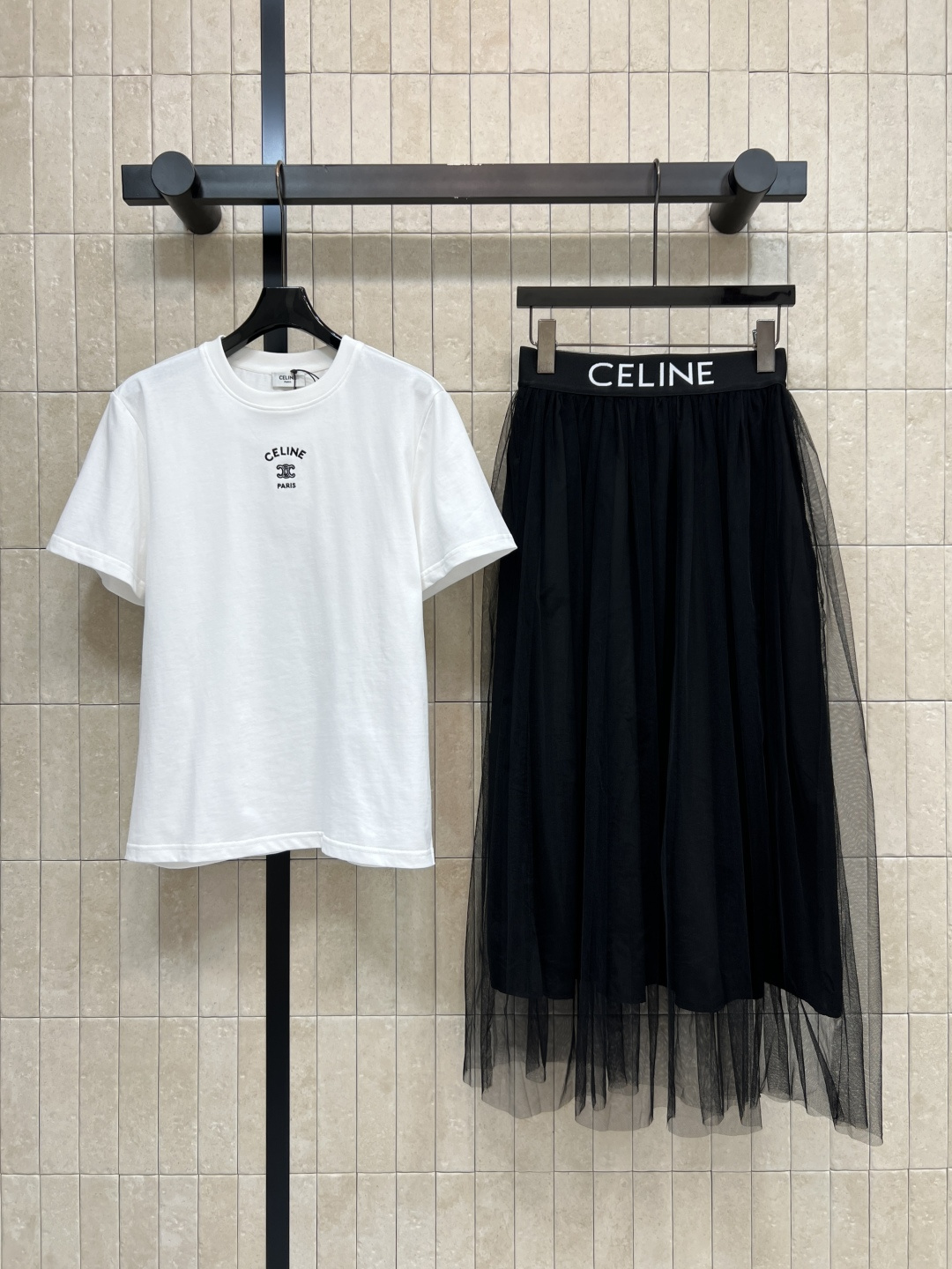 NO:875216,C Home 26 new summer style white T and black gauze suit, white top + high-waisted black gauze skirt, logo embellishment on the chest and waist, breaking the monotony, the skirt has natural pleats and large swings, and the hammer drop is elegant, loose version, no body type, daily outing, dating and commuting, casual and good-looking, full of atmosphere, three sizes in one color, Size/S-M-L,,chanel,skirts,19860909C家 26夏季新款 白T黑纱套装 白色上衣+高腰黑纱半裙 胸前跟腰头logo点缀 打破单调 裙子自然褶皱大摆 锤坠飘逸 宽松版型 不挑身材 日常出街 约会通勤一套搞定 随性又有好看 氛围感满满 一色三码Size/S-M-L,,chanel,skirts,,Women's clothing