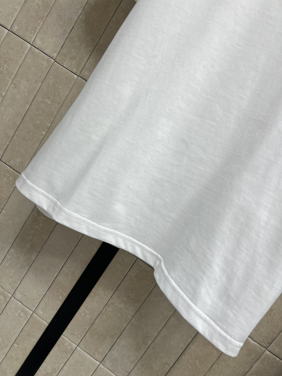 C家 26夏季新款 白T黑纱套装 白色上衣+高腰黑纱半裙 胸前跟腰头logo点缀 打破单调 裙子自然褶皱