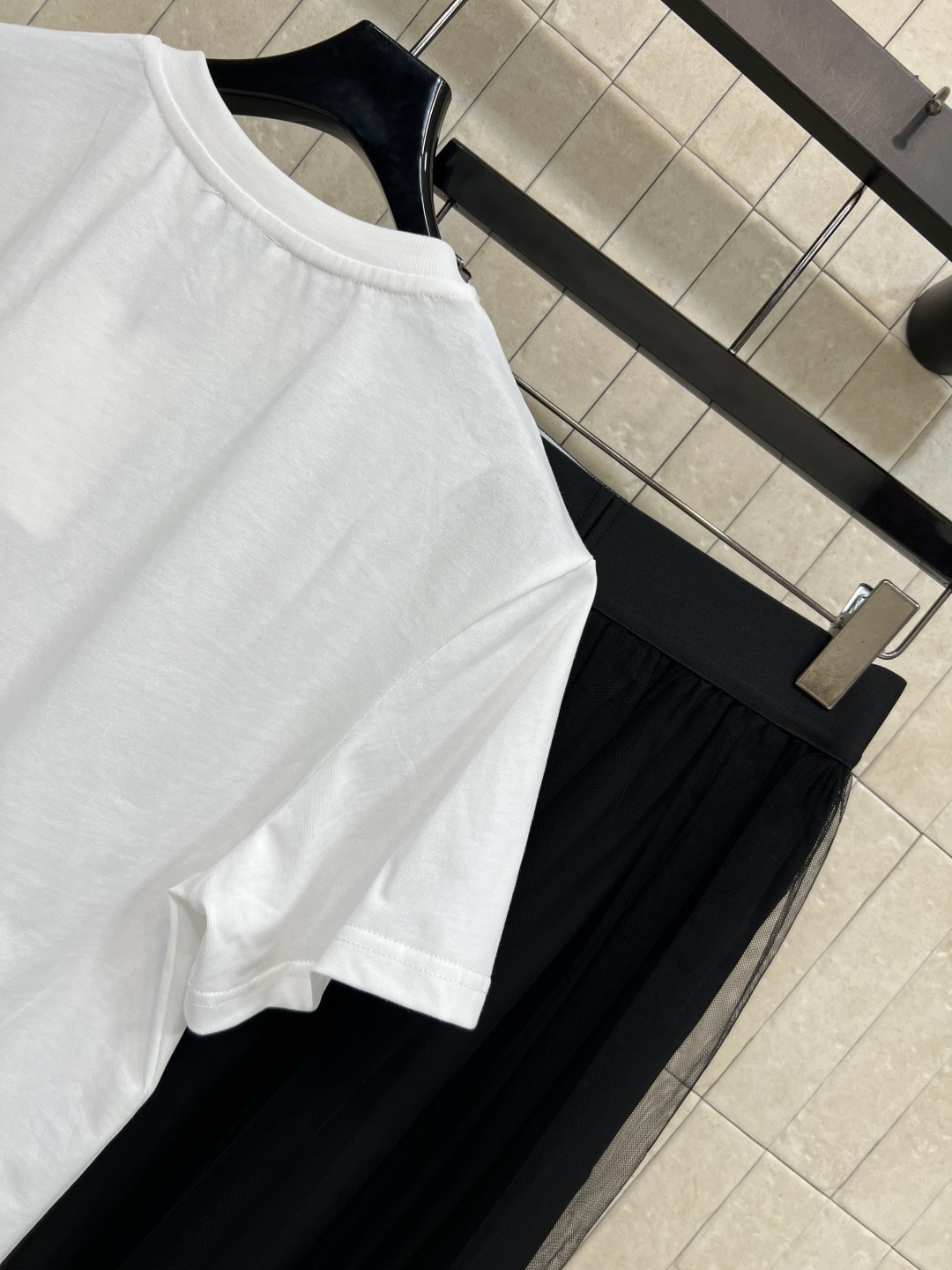 C家 26夏季新款 白T黑纱套装 白色上衣+高腰黑纱半裙 胸前跟腰头logo点缀 打破单调 裙子自然褶皱