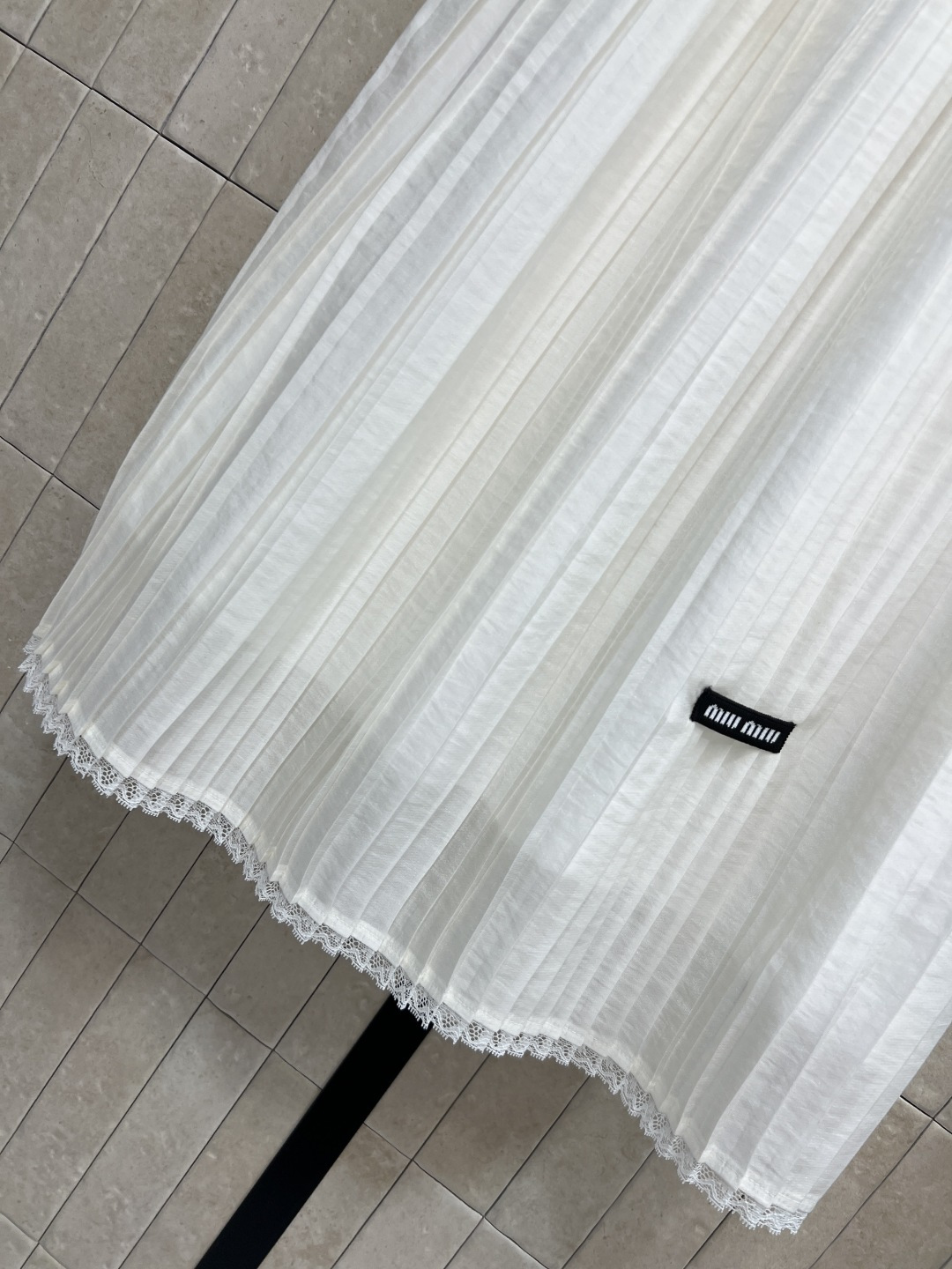 MIU家 26夏季新款 百褶半身裙 通体细密压褶工艺 面料自带柔光微透肌理 轻盈垂坠不塌褶 松紧腰设计不