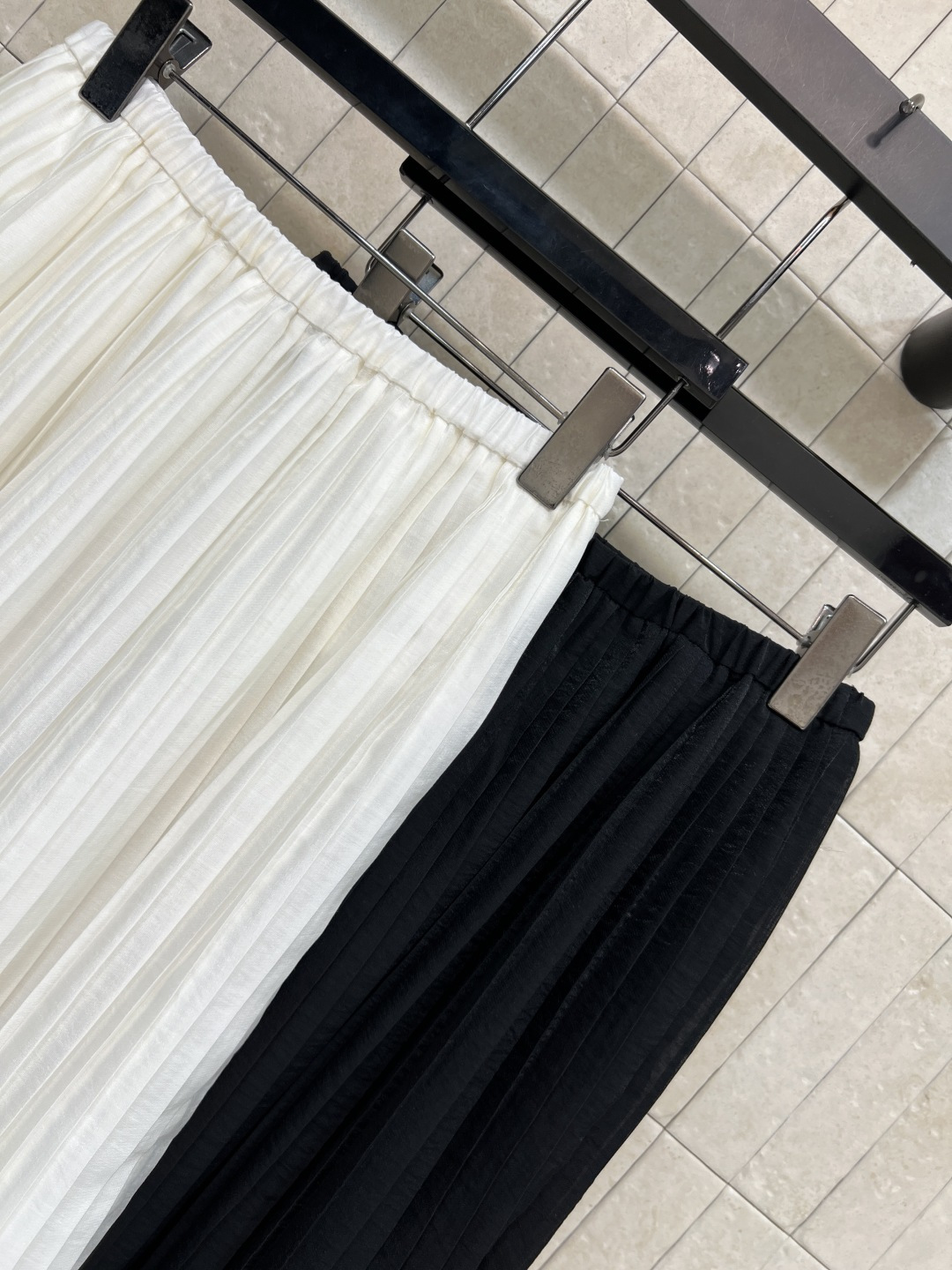 MIU家 26夏季新款 百褶半身裙 通体细密压褶工艺 面料自带柔光微透肌理 轻盈垂坠不塌褶 松紧腰设计不