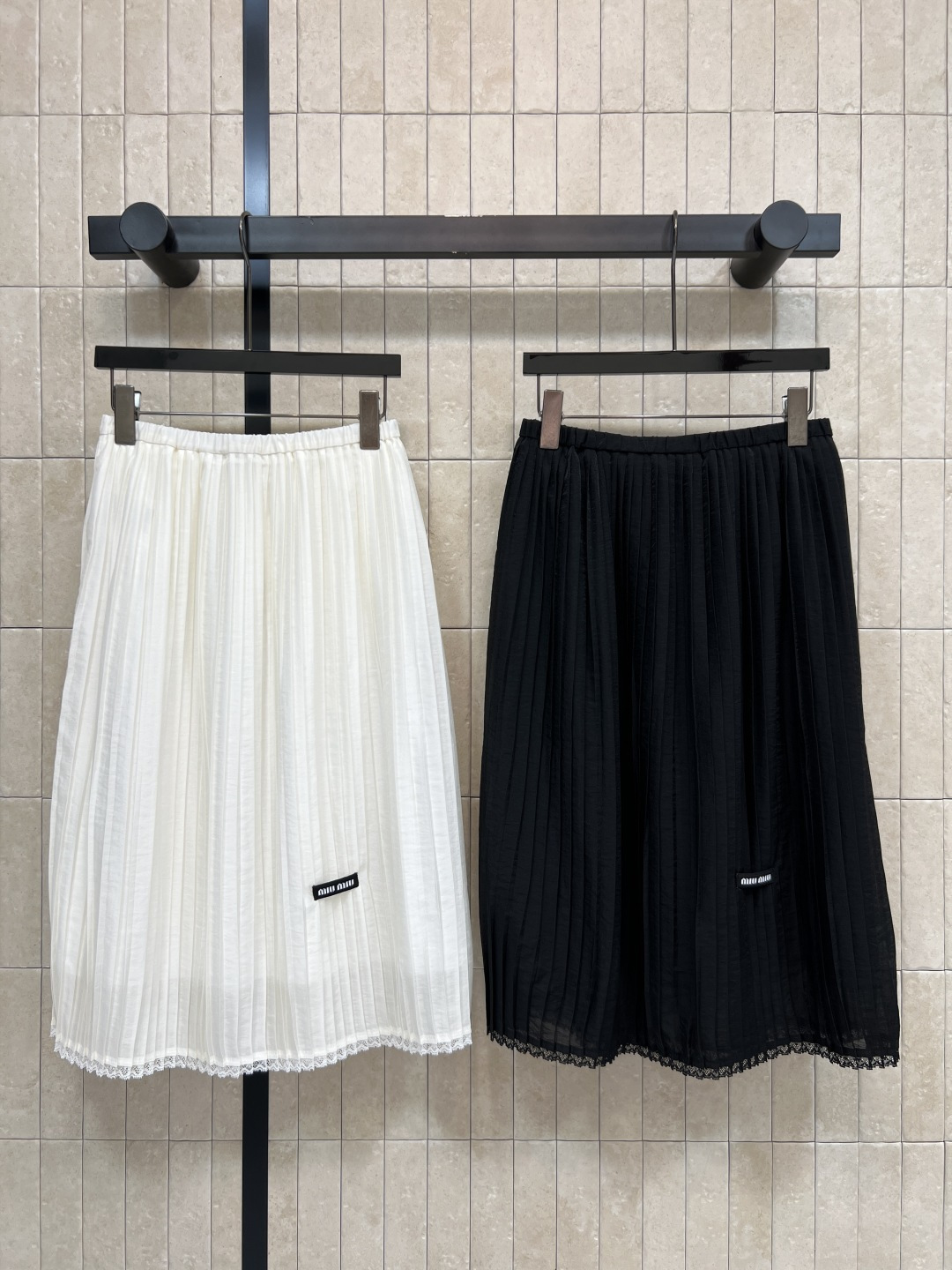 NO:875238,MIU home 26 new summer style pleated skirt, all-over fine pleating technology, the fabric has a soft and translucent texture, light drape without folds, elastic waist design does not pick up the waistline, logo embellishment on the hem, exquisite and low-key, match with simple tops or sweaters, switch between gentle or casual style at will, easy to control for daily commuting and leisure, two colors and three codes, Size/S-M-L,,miumiu,skirts,19860909MIU家 26夏季新款 百褶半身裙 通体细密压褶工艺 面料自带柔光微透肌理 轻盈垂坠不塌褶 松紧腰设计不挑腰围 下摆logo点缀 精致低调 搭配简约上衣或针织衫 温柔or休闲风随心切换 日常通勤 休闲都能轻松驾驭 两色三码Size/S-M-L,,miumiu,skirts,,Women's clothing