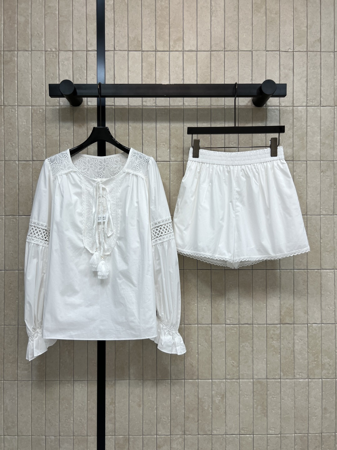 NO:875257,26 new summer styles Hollow embroidered suit Long-sleeved top + elastic waist shorts Cotton fabric Light and breathable Top puffed long sleeves + fringed lace Full of French romance Shorts simple white Elastic waist No need to pick the waistline Anti-revealing lining inside The lace at the hem echoes Can be easily controlled on vacation or everyday Three sizes in one color Size/XS-S-M-L,,shorts,1986090926夏季新款 镂空刺绣套装 长袖上衣+松紧腰短裤 棉质面料 轻盈透气 上衣泡泡长袖+流苏系带 法式浪漫感满满 短裤简约白色 松紧腰 不挑腰围 内里防走光衬里 下摆花边边呼应 度假or日常都能轻松驾驭 一色三码Size/XS-S-M-L,,shorts,,Women's clothing