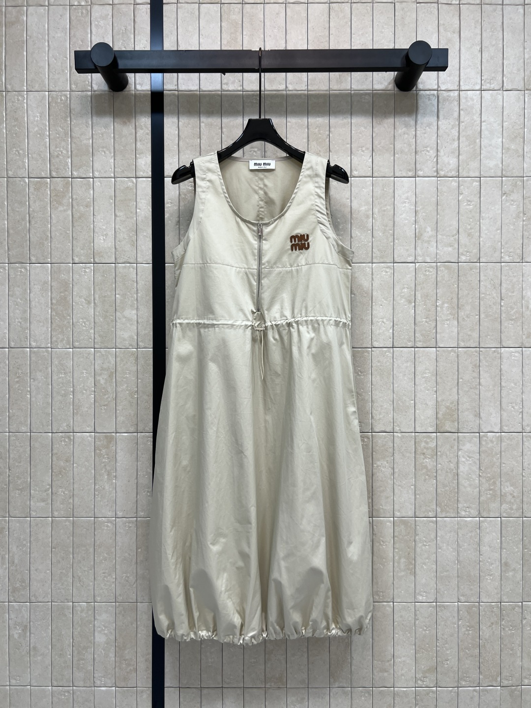 NO:875271,MIU's 26 new summer style drawstring waist tank top, sleeveless cut with big round neck, contrasting three-dimensional leather label embellishment on the chest, half-open zipper in the front for easy putting on and taking off, waist drawstring can be adjusted freely, lantern bud design at the hem, easy to control in daily life or light formal occasions, matched with simple accessories, full of temperament, three sizes in one color, Size/S-M-L,,miumiu,skirts,19860909MIU家 26夏季新款 抽绳收腰背心裙 大圆领无袖剪裁 胸口撞色立体皮标点缀 前中半开拉链穿脱便捷 收腰抽绳可自由调节 下摆收口灯笼花苞设计 日常或轻正式场合都能轻松驾驭 搭配简约配饰 气质直接拉满 一色三码Size/S-M-L,,miumiu,skirts,,Women's clothing