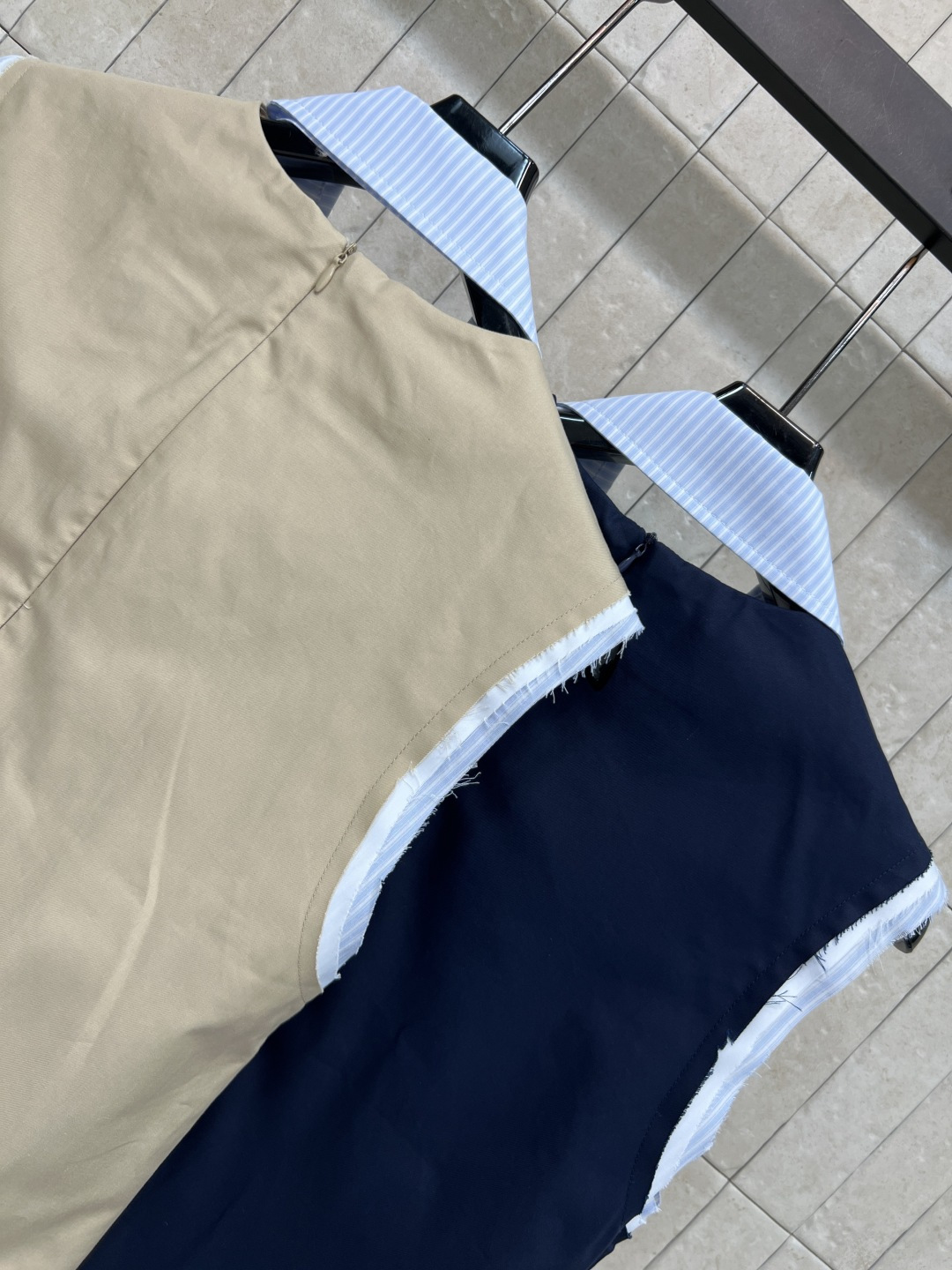 D家 26夏季新款 翻领无袖连衣裙 棉质面料 拼接蓝白条纹翻领，假两件设计超有层次感 胸前刺绣徽标 学院