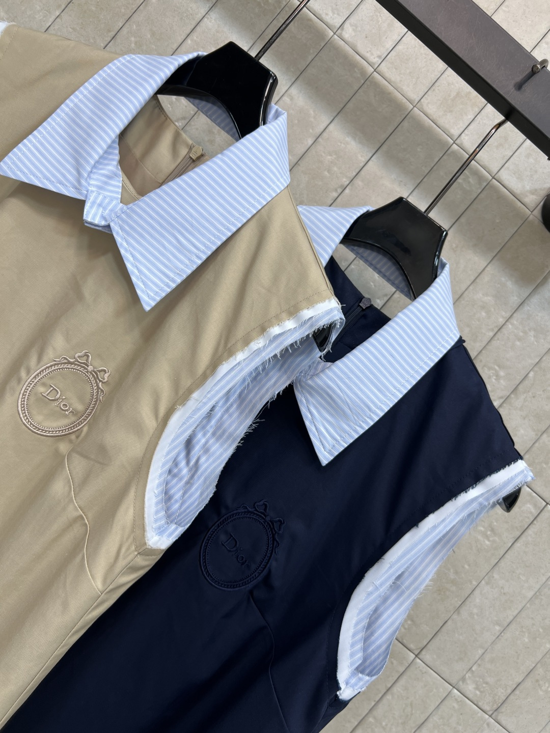 D家 26夏季新款 翻领无袖连衣裙 棉质面料 拼接蓝白条纹翻领，假两件设计超有层次感 胸前刺绣徽标 学院