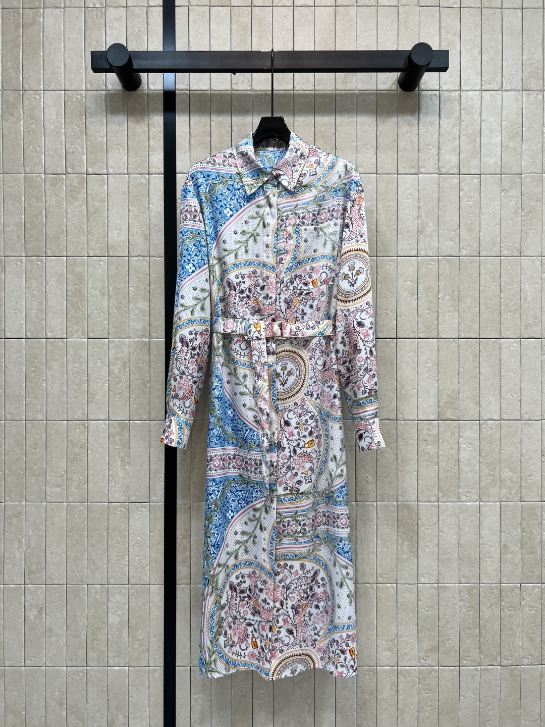 NO:875297,L's 26 new summer style floral print shirt dress, selected for smooth drape and soft light texture, breathable drape and not close to the body, single row of lapels, embellished details on the chest pockets, adjustable belt of the same series, Chinese cheongsam-style slit design at the hem, retro and romantic without being exaggerated, suitable for daily commuting, vacations, and dates. Four sizes in one color, Size/S-M-L-XL,, louis vuitton, skirts, shirts,19860909L家 26夏季新款 花卉印花衬衫连衣裙 甄选垂感顺滑自带柔光质感 透气垂坠不贴身 翻领单排开襟 胸前口袋点缀细节 同系列腰带可调节 下摆中式旗袍式开衩设计 复古浪漫不浮夸 日常通勤 度假出游 约会都适配 一色四码Size/S-M-L-XL,,louis vuitton,skirts,shirts,,Women's clothing