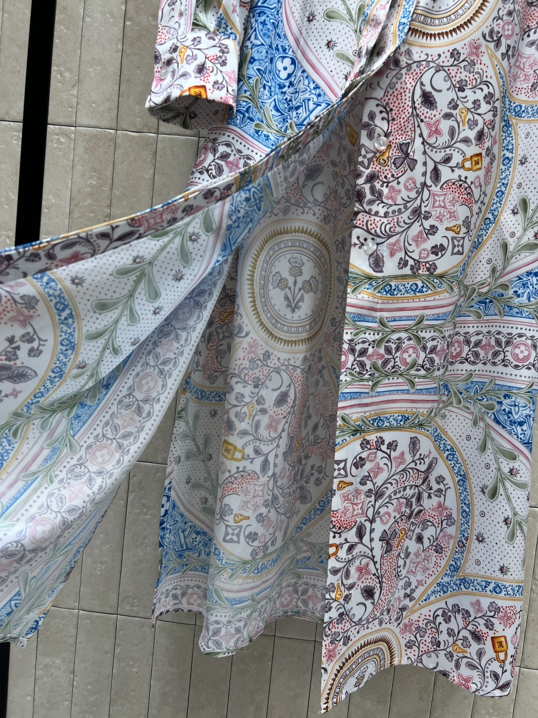 L家 26夏季新款 花卉印花衬衫连衣裙 甄选垂感顺滑自带柔光质感 透气垂坠不贴身 翻领单排开襟 胸前口袋
