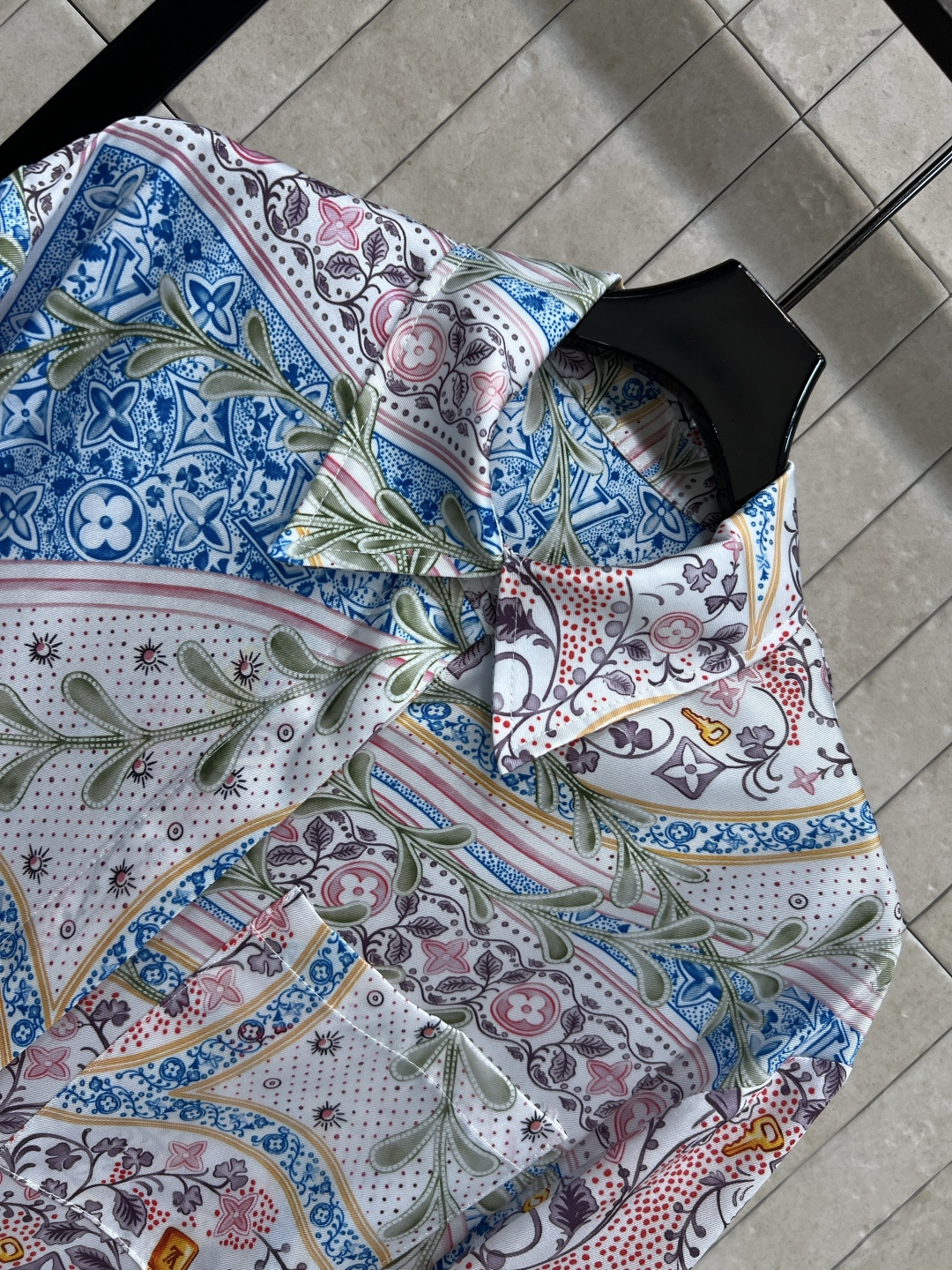 L家 26夏季新款 花卉印花衬衫连衣裙 甄选垂感顺滑自带柔光质感 透气垂坠不贴身 翻领单排开襟 胸前口袋