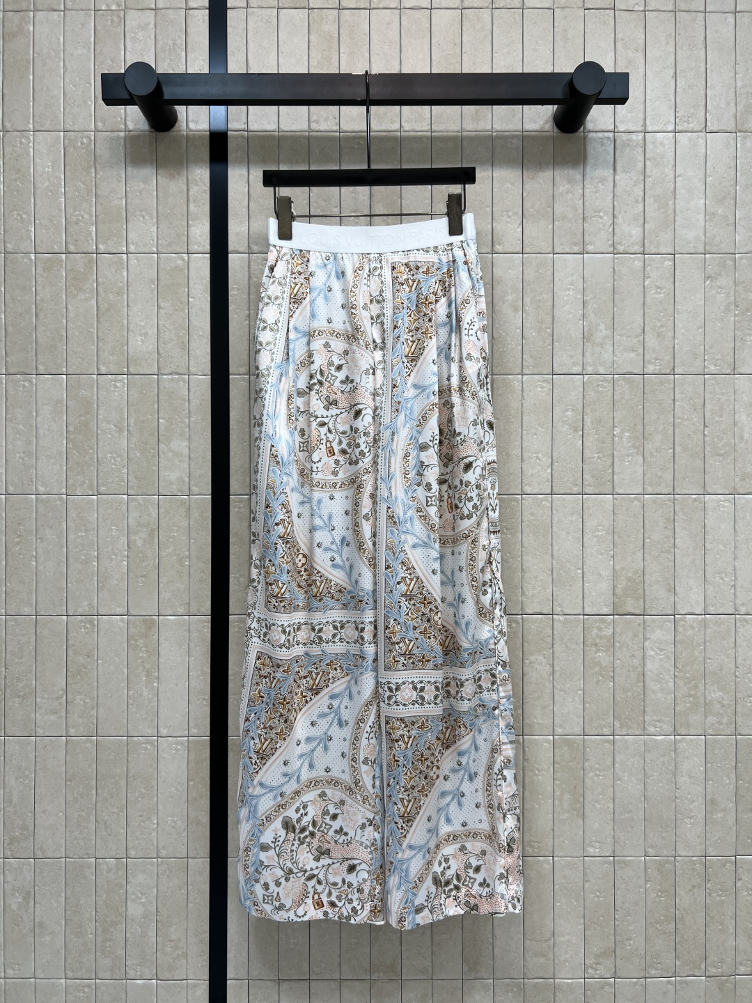 NO:875309,L's 26 new summer style floral print wide-leg pants. Selected for smooth draping and soft light texture. Breathable drape without clinging to the legs. Letter jacquard elastic waist. High-waisted wide-leg straight cut. Loose trousers to hide the crotch and cover the flesh. The color is gentle and elegant. Pair with solid color T-shirts and shirts. The same series of printed shirts complete the atmosphere. Versatile for vacation and daily use. Four sizes in one color: Size/S-M-L-XL, Louis  vuitton,shirts,tees,t-shirt,19860909L家 26夏季新款 花卉印花阔腿裤 甄选垂感顺滑自带柔光质感 透气垂坠不贴腿 字母提花松紧腰 高腰阔腿直筒剪裁 宽松裤管藏胯遮肉 配色温柔雅致 搭配纯色T恤 衬衫 同系列印花衬衣成套氛围感拉满 度假日常百搭 一色四码Size/S-M-L-XL,,louis vuitton,shirts,tees，t-shirt,,Women's clothing