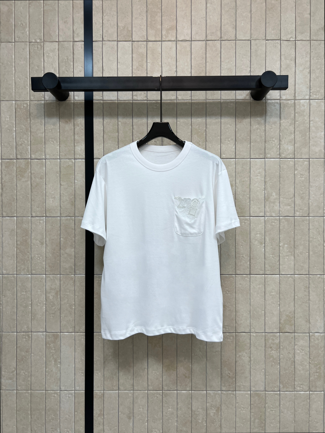 NO:875316,L's 26 new summer style embroidered pocket T-shirt top is made of pure cotton fabric, classic shoulder and loose fit, looks slim but not flattering, the left chest patch pocket is made with lace embroidery of the same color, the pattern is exquisite and three-dimensional, the dark pattern logo is simple and low-key, pure white and versatile color, looks good with skirts and jeans, suitable for daily commuting, three sizes in one color, Size/S-M-L, Louis Vuitton, skirts, jeans, tees, t-shirt,19860909L家 26夏季新款 刺绣口袋T恤上衣 采用纯棉面料 经典正肩宽松版型 显瘦不挑身材 左胸贴袋做同色系蕾丝刺绣工艺 花纹精致立体 暗纹logo简约低调 纯白百搭色系 配半裙 牛仔裤都好看 日常通勤都合适 一色三码Size/S-M-L,,louis vuitton,skirts,jeans,tees，t-shirt,,Women's clothing