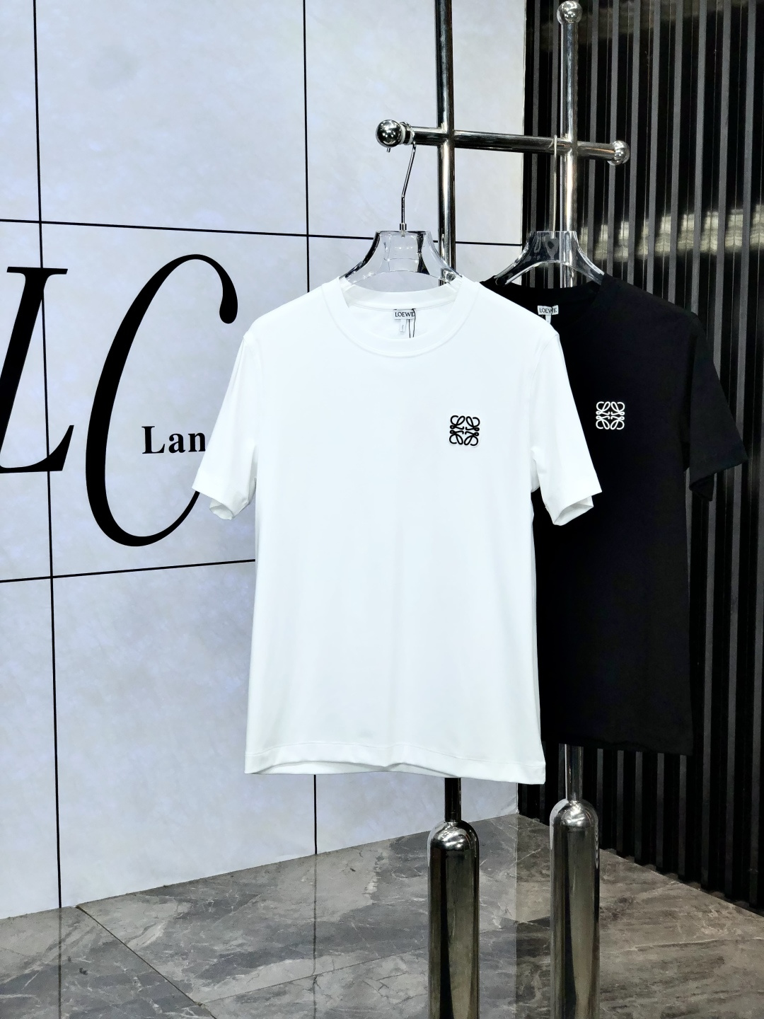 NO:158980,Luo Yiwei. The new spring and summer new style of the first counter is the latest short-sleeved round-neck T-shirt with high-end customization and avant-garde and fashionable design!  Brand logo heavy craft design, high-end customized mercerated cloud cotton fabric, soft feel, comfortable to wear, exquisite counter-level car line. K fine workmanship, invincible and handsome upper body effect!  A must-have item for handsome men!  Count M-3XL. m wear/130.,loewe,T-shirt,tees,t-shirt,alexander wang19860909罗意威.春夏新款首发专柜最新款短袖圆领T恤 高端订制 设计前卫时尚！品牌logo重工艺设计 高端定制丝光云朵棉面料.手感柔软.穿着舒适.专柜级别精致车线.k做工精细.上身效果无敌帅气！型男必备单品！ 码数M-3XL. m穿/130.,,loewe,T-shirt,tees，t-shirt,alexander wang,Men's clothing