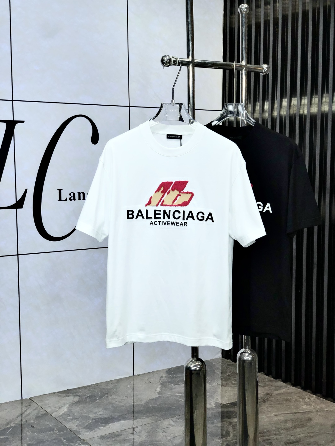 NO:158985,Balenciaga. The new spring and summer new style of the first counter is the latest short-sleeved round-neck T-shirt with high-end customization and avant-garde and fashionable design!  Brand logo heavy craft design, high-end customized mercerated cloud cotton fabric, soft feel, comfortable to wear, exquisite counter-level car line. K fine workmanship, invincible and handsome upper body effect!  A must-have item for handsome men!  Count M-3XL. m wear/130.,,balenciaga,T-shirt,tees,t-shirt,alexander wang19860909巴黎世家.春夏新款首发专柜最新款短袖圆领T恤 高端订制 设计前卫时尚！品牌logo重工艺设计 高端定制丝光云朵棉面料.手感柔软.穿着舒适.专柜级别精致车线.k做工精细.上身效果无敌帅气！型男必备单品！ 码数M-3XL. m穿/130.,,balenciaga,T-shirt,tees，t-shirt,alexander wang,Men's clothing