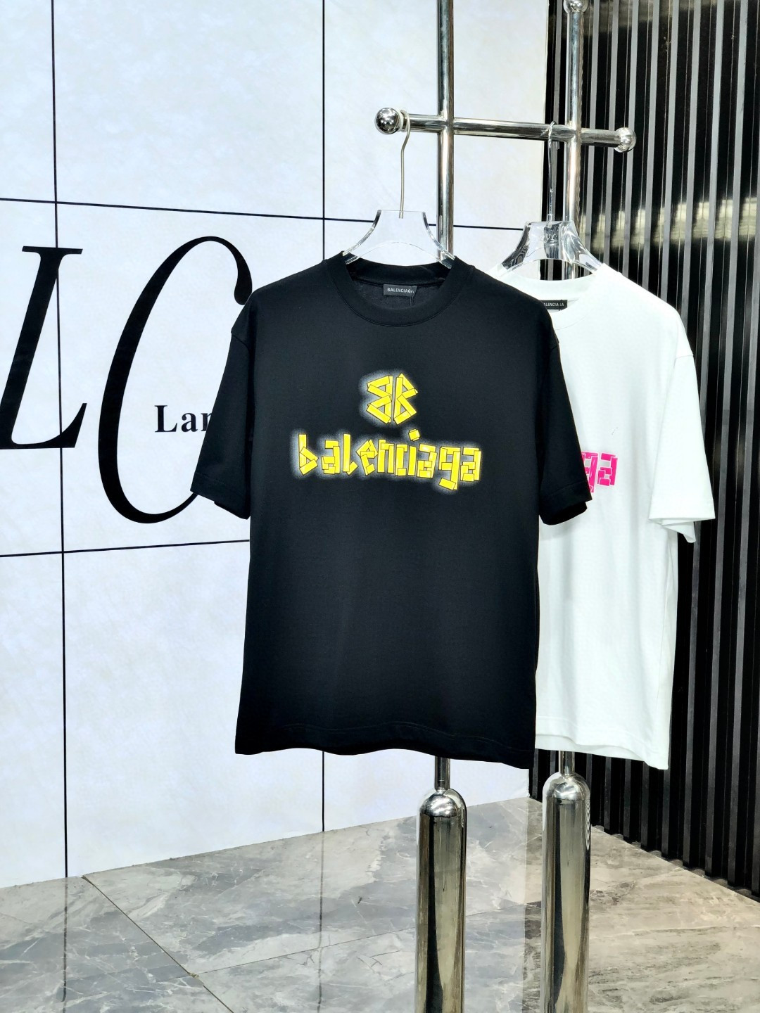 NO:158976,Balenciaga. The new spring and summer new style of the first counter is the latest short-sleeved round-neck T-shirt with high-end customization and avant-garde and fashionable design!  Brand logo heavy craft design, high-end customized mercerated cloud cotton fabric, soft feel, comfortable to wear, exquisite counter-level car line. K fine workmanship, invincible and handsome upper body effect!  A must-have item for handsome men!  Count M-3XL. m wear/130.,,balenciaga,T-shirt,tees,t-shirt,alexander wang19860909巴黎世家.春夏新款首发专柜最新款短袖圆领T恤 高端订制 设计前卫时尚！品牌logo重工艺设计 高端定制丝光云朵棉面料.手感柔软.穿着舒适.专柜级别精致车线.k做工精细.上身效果无敌帅气！型男必备单品！ 码数M-3XL. m穿/130.,,balenciaga,T-shirt,tees，t-shirt,alexander wang,Men's clothing