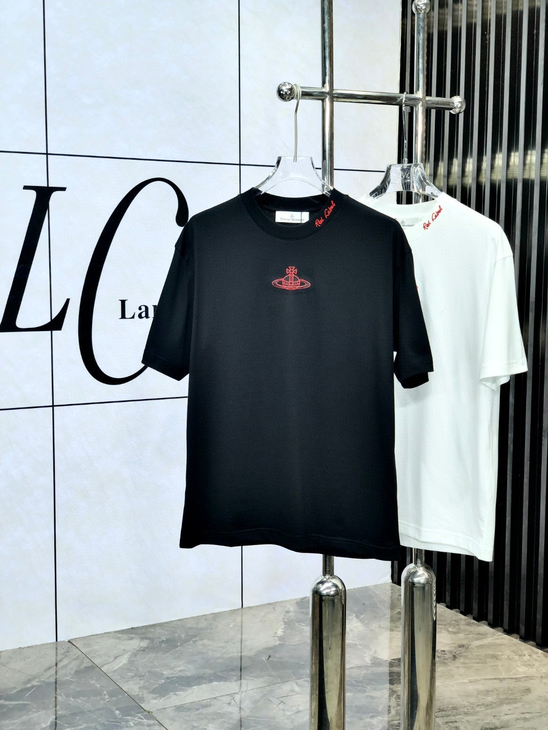 NO:158978,The Queen Mother of the Cialis. The new spring and summer first-time counter has the latest short-sleeved round-neck T-shirt, high-end customization, avant-garde and fashionable design!  Brand logo heavy craft design, high-end customized mercerated cloud cotton fabric, soft feel, comfortable to wear, exquisite counter-level car line. K fine workmanship, invincible and handsome upper body effect!  A must-have item for handsome men!  yard M-3XL. m wear/130.,T-shirt,tees,t-shirt,alexander wang19860909西太后.春夏新款首发专柜最新款短袖圆领T恤 高端订制 设计前卫时尚！品牌logo重工艺设计 高端定制丝光云朵棉面料.手感柔软.穿着舒适.专柜级别精致车线.k做工精细.上身效果无敌帅气！型男必备单品！ 码数M-3XL. m穿/130.,,T-shirt,tees，t-shirt,alexander wang,Men's clothing