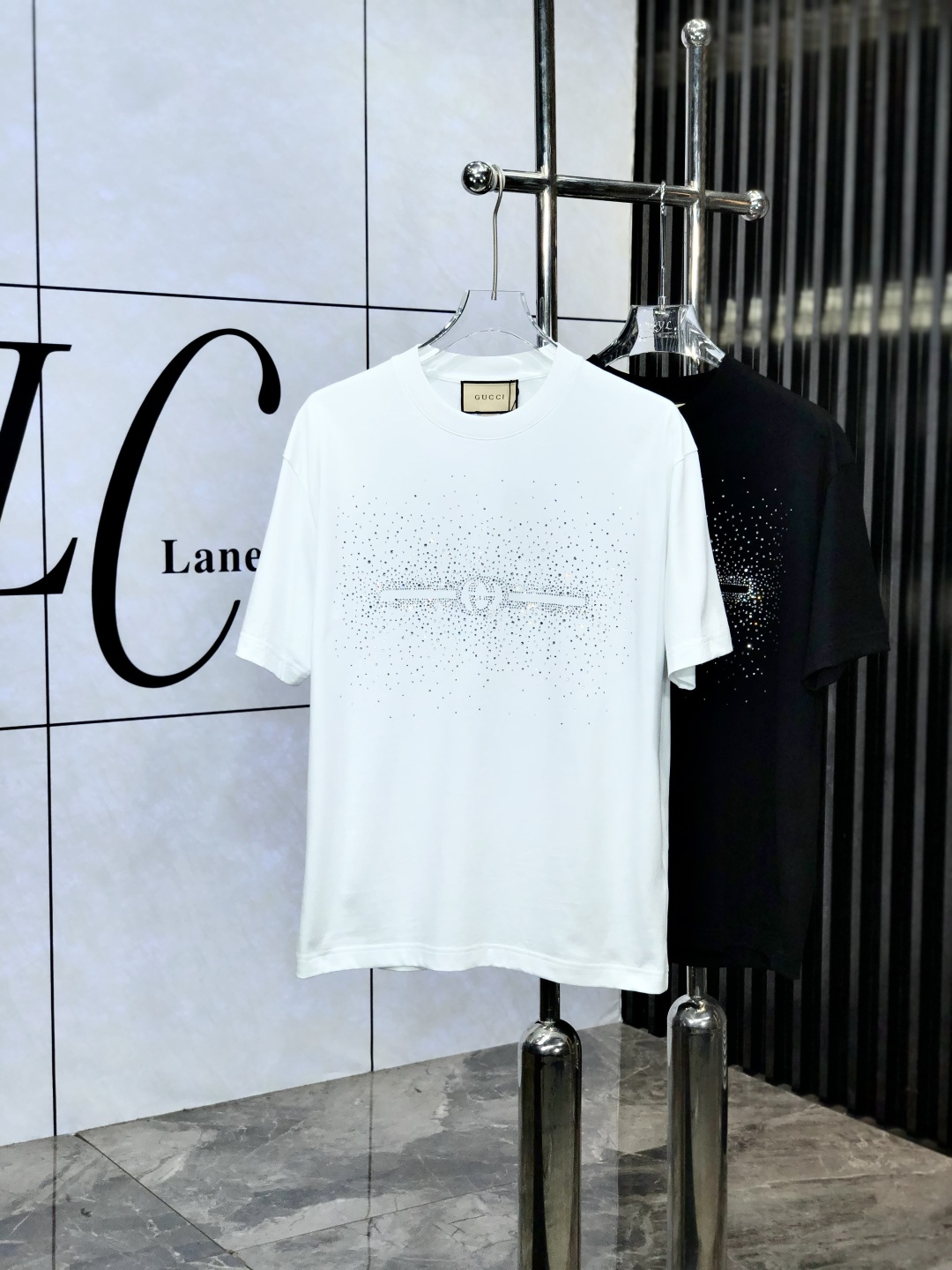 NO:158982,Gucci. The new spring and summer new style first-time counter has the latest short-sleeved round-neck T-shirt, high-end customization, avant-garde and fashionable design!  Brand logo heavy craft design, high-end customized mercerated cloud cotton fabric, soft feel, comfortable to wear, exquisite counter-level car line. K fine workmanship, invincible and handsome upper body effect!  A must-have item for handsome men!  Count M-3XL. m/130.,,gucci,T-shirt,tees,t-shirt,alexander wang19860909Gucci.春夏新款首发专柜最新款短袖圆领T恤 高端订制 设计前卫时尚！品牌logo重工艺设计 高端定制丝光云朵棉面料.手感柔软.穿着舒适.专柜级别精致车线.k做工精细.上身效果无敌帅气！型男必备单品！ 码数M-3XL. m穿/130.,,gucci,T-shirt,tees，t-shirt,alexander wang,Men's clothing