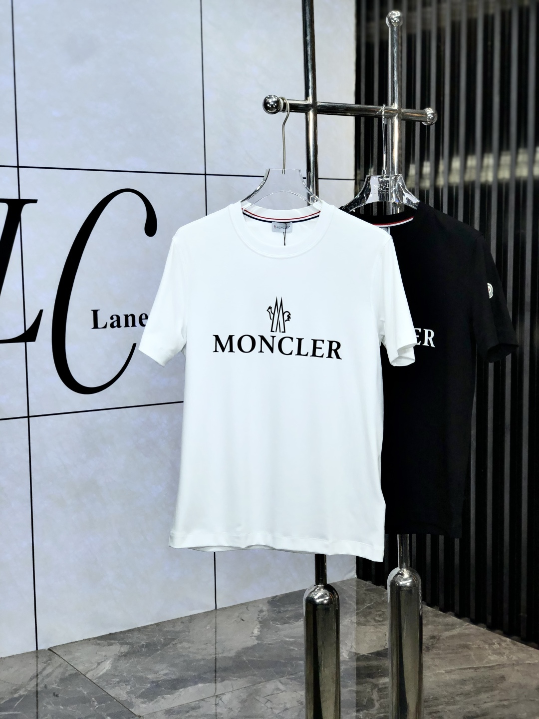 NO:158984,The new spring and summer new style of the first counter is the latest short-sleeved round-neck T-shirt with high-end customization and avant-garde and fashionable design!  Brand logo heavy craft design, high-end customized mercerated cloud cotton fabric, soft feel, comfortable to wear, exquisite counter-level car line. K fine workmanship, invincible and handsome upper body effect!  A must-have item for handsome men!  yard M-3XL. m wear/130.,Moncler,T-shirt,tees,t-shirt,alexander wang19860909蒙口.春夏新款首发专柜最新款短袖圆领T恤 高端订制 设计前卫时尚！品牌logo重工艺设计 高端定制丝光云朵棉面料.手感柔软.穿着舒适.专柜级别精致车线.k做工精细.上身效果无敌帅气！型男必备单品！ 码数M-3XL. m穿/130.,,Moncler,T-shirt,tees，t-shirt,alexander wang,Men's clothing