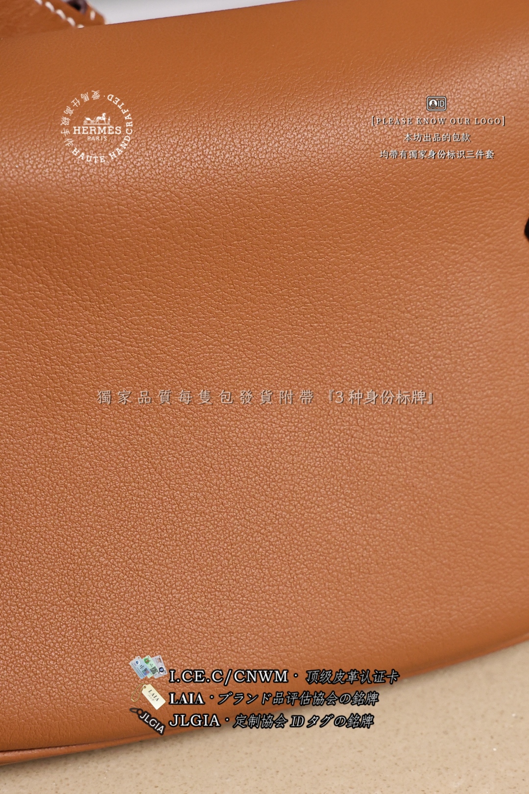 Swift 🐂丨金棕色
意大利RMG Pomari的皮革太绝了!
细腻纹理在阳光下泛着蜜糖光泽
摸起来像云朵般柔软
重点是可拆的子包!
金扣与金棕色皮料碰撞出复古质感
肩带调节后当腰包超显比例
日常轻微剐蹭根本不怕
——————
The leather of RMG Pomari in Italy is amazing!
The delicate texture shines with honey in the sun.
It feels as soft as clouds.
The key is the removable sub-bag!
The gold buckle collides with the golden-brown leather to create a retro texture.
After adjusting the shoulder strap, the waist bag is over-proportioned.
I'm not afraid of daily slight rubbing at all.