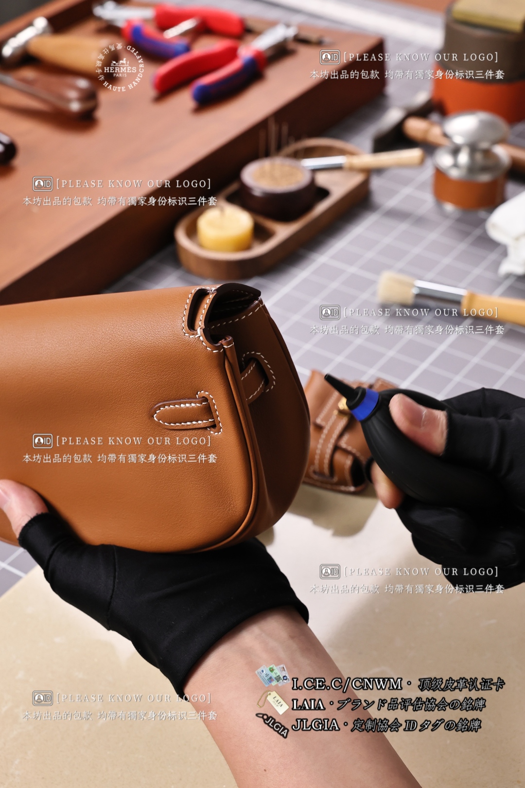 
©𝗞𝗲𝗹𝗹𝘆 𝗠𝗼𝗼𝘃𝗲 饺子包QC出货
执行出货前步骤 马毛刷45°顺纹清扫
——————
Perform the pre-shipment steps, horsehair brush 45° straight line cleaning