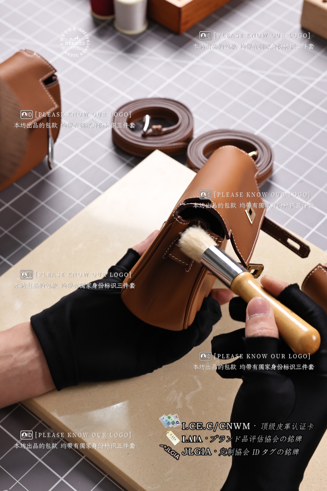 
©𝗞𝗲𝗹𝗹𝘆 𝗠𝗼𝗼𝘃𝗲 饺子包QC出货
执行出货前步骤 马毛刷45°顺纹清扫
——————
Perform the pre-shipment steps, horsehair brush 45° straight line cleaning